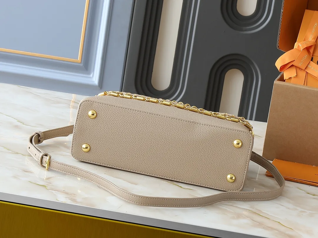 💰440💰Guangzhou goods Upgraded original M12345 M12346 M12279 M11908 M11906 This Capucines BB handbag is from the Trilogy series, using Taurillon cow leather and dazzling metal parts to convey elegant style. The gorgeous chain is embellished with a mini padlock and an enamel Monogram flower. The flap can be placed externally or internally to open multiple pockets. The sophisticated design allows for a variety of carrying experiences. Dimensions: 31.05 x 20.0 x 11.0 cm (length x height x width)