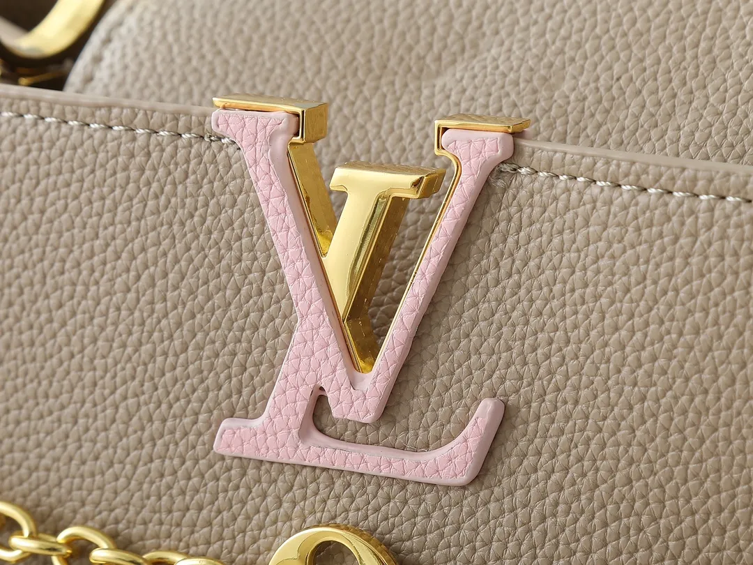 💰440💰Guangzhou goods Upgraded original M12345 M12346 M12279 M11908 M11906 This Capucines BB handbag is from the Trilogy series, using Taurillon cow leather and dazzling metal parts to convey elegant style. The gorgeous chain is embellished with a mini padlock and an enamel Monogram flower. The flap can be placed externally or internally to open multiple pockets. The sophisticated design allows for a variety of carrying experiences. Dimensions: 31.05 x 20.0 x 11.0 cm (length x height x width)