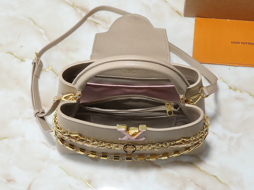💰440💰Guangzhou goods Upgraded original M12345 M12346 M12279 M11908 M11906 This Capucines BB handbag is from the Trilogy series, using Taurillon cow leather and dazzling metal parts to convey elegant style. The gorgeous chain is embellished with a mini padlock and an enamel Monogram flower. The flap can be placed externally or internally to open multiple pockets. The sophisticated design allows for a variety of carrying experiences. Dimensions: 31.05 x 20.0 x 11.0 cm (length x height x width)