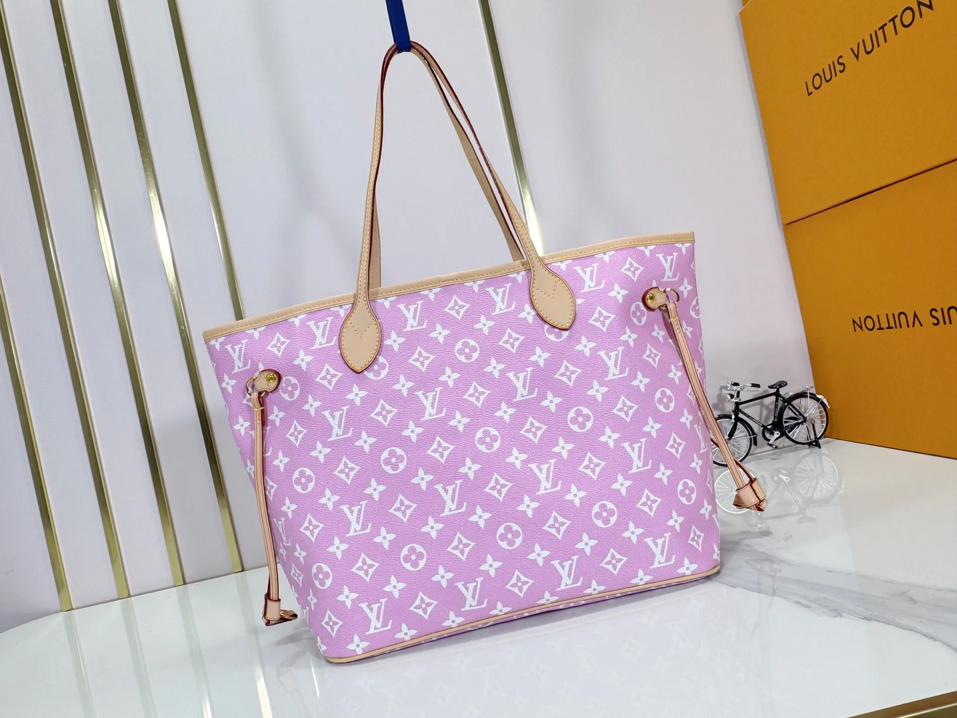 P280 Upgraded Original M40995 The legendary Neverfull bag always meets your every handbag need. It has a large capacity but is not bulky. It is stiff and soft to the touch, making it suitable for home and travel. Tighten the side ties and it instantly transforms into a stylish urban handbag. Loosen the straps and it transforms into a chic and practical handbag. The slender leather handle can be carried over the shoulder or between the arms. The model shown here is made of Damier Ebène canvas. Dimensions: 31.0 x 28.0 x 14.0 cm