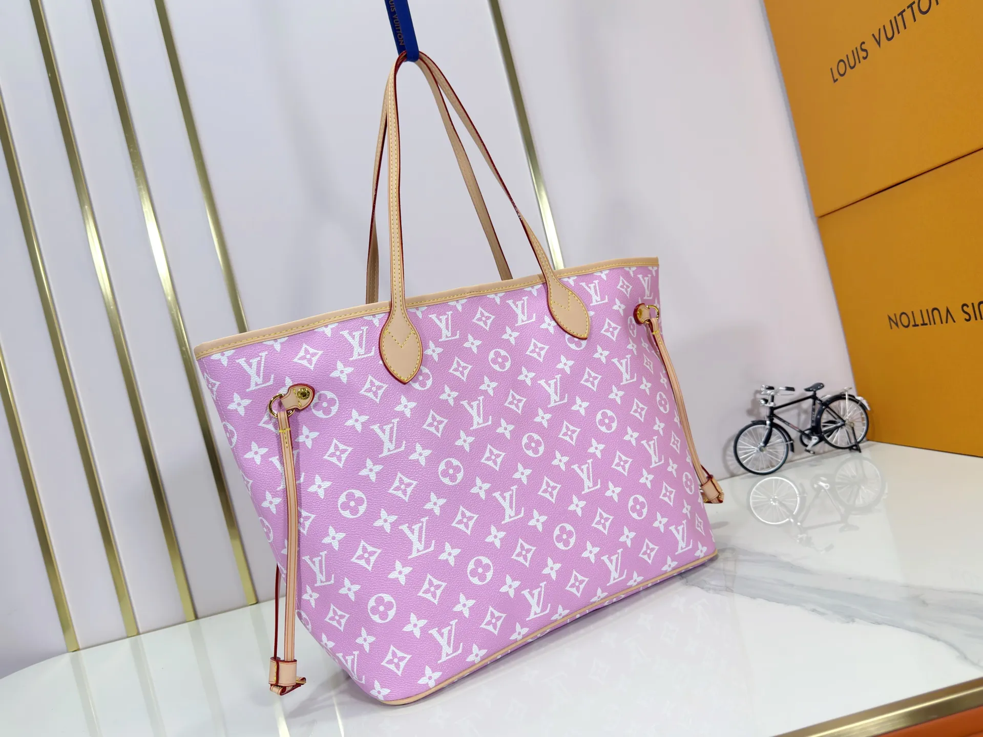 P280 Upgraded Original M40995 The legendary Neverfull bag always meets your every handbag need. It has a large capacity but is not bulky. It is stiff and soft to the touch, making it suitable for home and travel. Tighten the side ties and it instantly transforms into a stylish urban handbag. Loosen the straps and it transforms into a chic and practical handbag. The slender leather handle can be carried over the shoulder or between the arms. The model shown here is made of Damier Ebène canvas. Dimensions: 31.0 x 28.0 x 14.0 cm