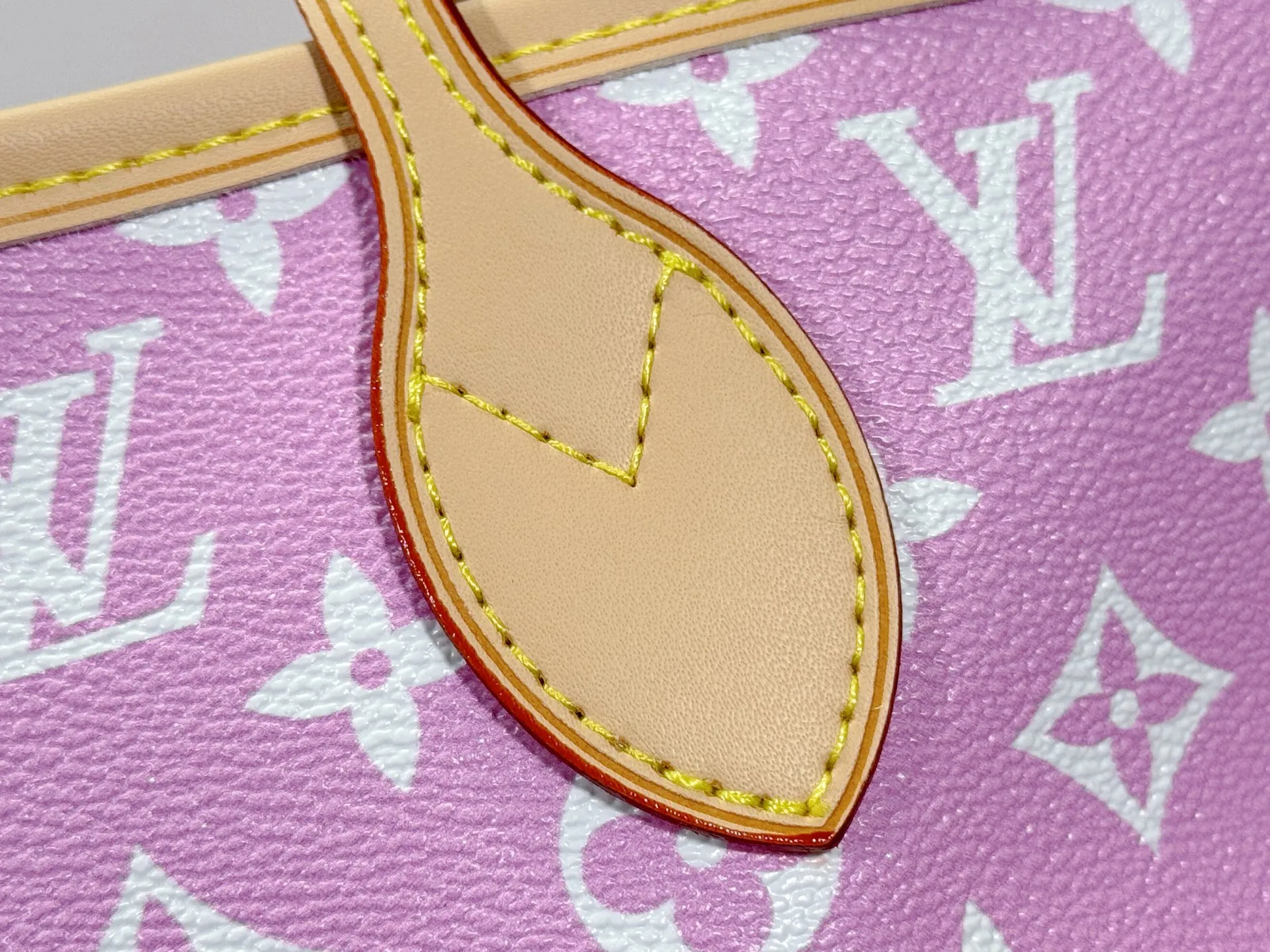 P280 Upgraded Original M40995 The legendary Neverfull bag always meets your every handbag need. It has a large capacity but is not bulky. It is stiff and soft to the touch, making it suitable for home and travel. Tighten the side ties and it instantly transforms into a stylish urban handbag. Loosen the straps and it transforms into a chic and practical handbag. The slender leather handle can be carried over the shoulder or between the arms. The model shown here is made of Damier Ebène canvas. Dimensions: 31.0 x 28.0 x 14.0 cm