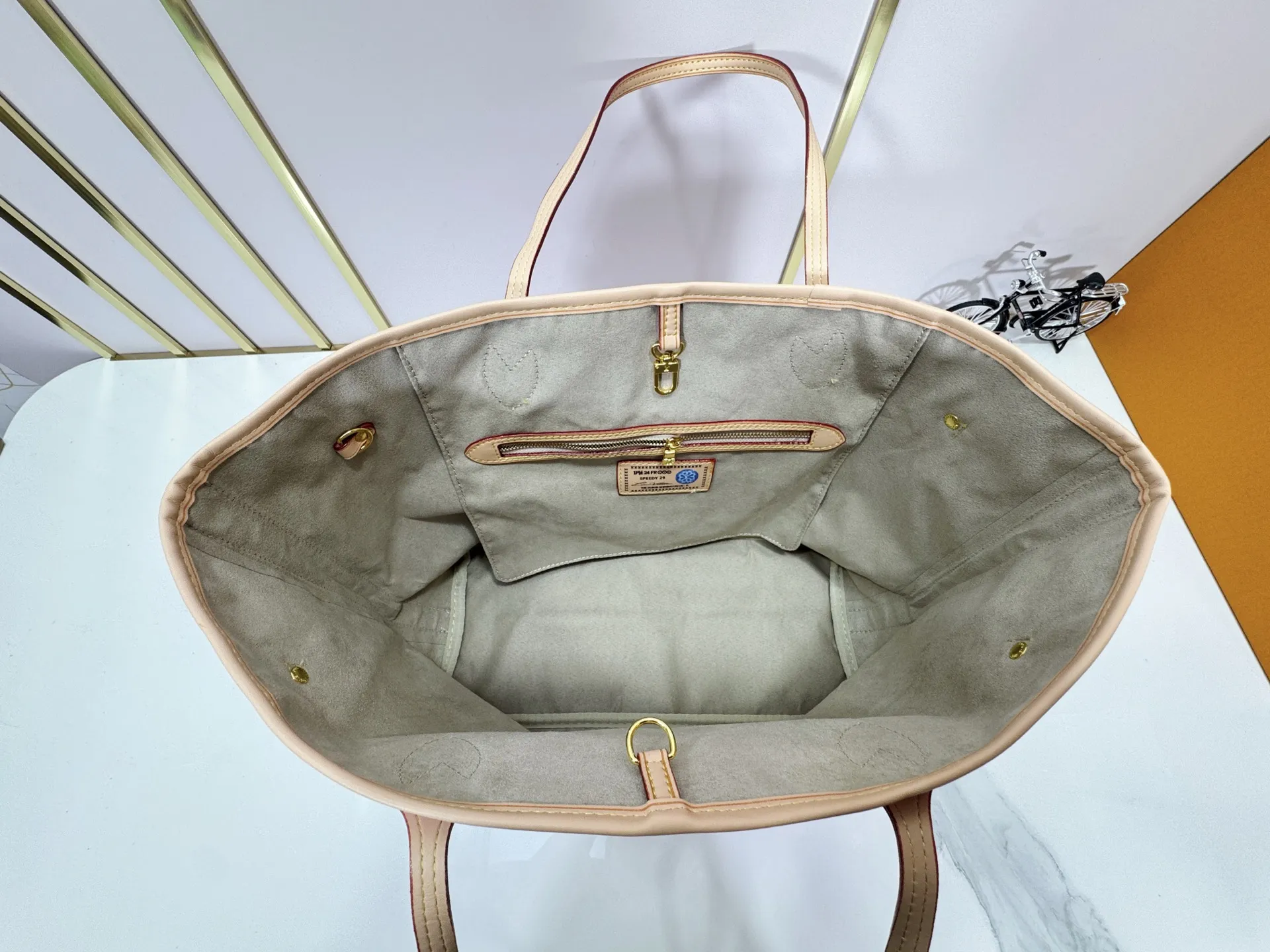 P280 Upgraded Original M40995 The legendary Neverfull bag always meets your every handbag need. It has a large capacity but is not bulky. It is stiff and soft to the touch, making it suitable for home and travel. Tighten the side ties and it instantly transforms into a stylish urban handbag. Loosen the straps and it transforms into a chic and practical handbag. The slender leather handle can be carried over the shoulder or between the arms. The model shown here is made of Damier Ebène canvas. Dimensions: 31.0 x 28.0 x 14.0 cm