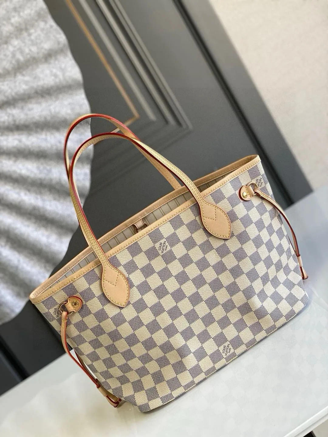 💰780 (small steel nails) top original order N41362 NEVERFULL small handbag Neverfull small handbag has a crisp shape and classic design. It is an elegant urban handbag. Its spacious interior also makes this classic bag an ideal choice for travel. The Neverfull small tote in Damier Azur canvas has a soft yet sturdy feel that maintains its exterior lines no matter what's inside. Detailed Features 29 x 21 x 12 cm (Length x Height x Width) Bag interior redesigned with vintage details inspired by the Louis Vuitton archives - Fabric-lined interior pocket Removable zippered clutch with matching interior Natural cowhide leather trim Shiny gold-tone brass hardware Handles: Double handle