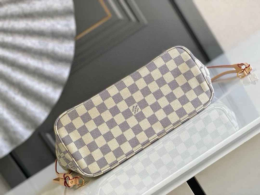 💰780 (small steel nails) top original order N41362 NEVERFULL small handbag Neverfull small handbag has a crisp shape and classic design. It is an elegant urban handbag. Its spacious interior also makes this classic bag an ideal choice for travel. The Neverfull small tote in Damier Azur canvas has a soft yet sturdy feel that maintains its exterior lines no matter what's inside. Detailed Features 29 x 21 x 12 cm (Length x Height x Width) Bag interior redesigned with vintage details inspired by the Louis Vuitton archives - Fabric-lined interior pocket Removable zippered clutch with matching interior Natural cowhide leather trim Shiny gold-tone brass hardware Handles: Double handle