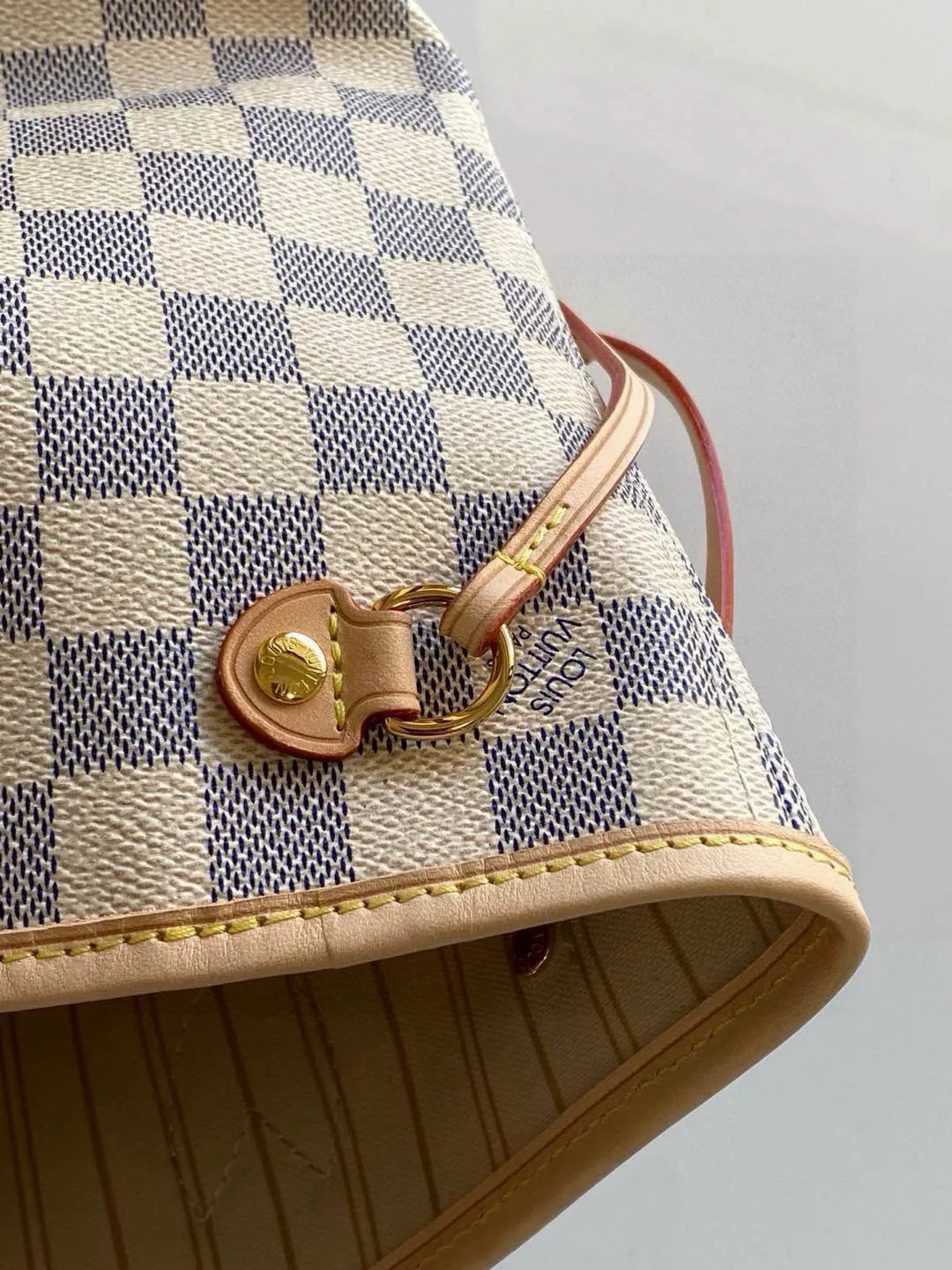 💰780 (small steel nails) top original order N41362 NEVERFULL small handbag Neverfull small handbag has a crisp shape and classic design. It is an elegant urban handbag. Its spacious interior also makes this classic bag an ideal choice for travel. The Neverfull small tote in Damier Azur canvas has a soft yet sturdy feel that maintains its exterior lines no matter what's inside. Detailed Features 29 x 21 x 12 cm (Length x Height x Width) Bag interior redesigned with vintage details inspired by the Louis Vuitton archives - Fabric-lined interior pocket Removable zippered clutch with matching interior Natural cowhide leather trim Shiny gold-tone brass hardware Handles: Double handle