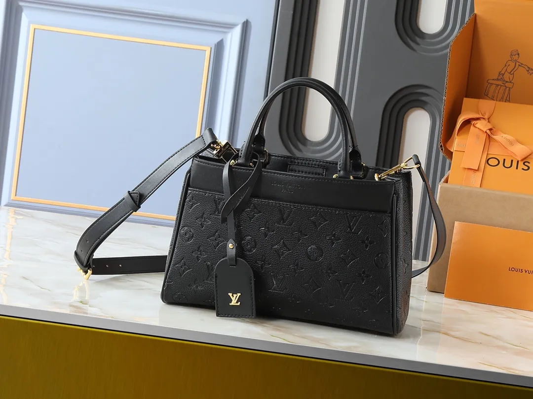 💰260💰Upgraded original M25575 M25577 M15231 City Avenue PM (Avenue PM) combines functionality with elegant silhouette for a fashionable urban lifestyle. A piece that adds a touch of elegance to both everyday and evening looks. A modern tote bag inspired by the elegant streets of Paris. The signature Monogram prefixed leather material is decorated with name patterns and gold hardware design. Fold the handle inside to create a cross-shaped messenger bag. Dimensions: 30 x 19.5 x 12 cm (length x height x width)