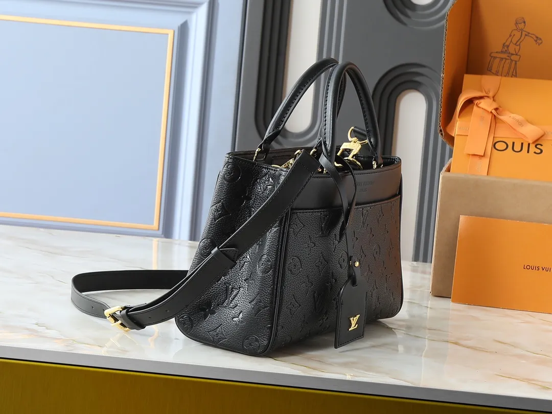 💰260💰Upgraded original M25575 M25577 M15231 City Avenue PM (Avenue PM) combines functionality with elegant silhouette for a fashionable urban lifestyle. A piece that adds a touch of elegance to both everyday and evening looks. A modern tote bag inspired by the elegant streets of Paris. The signature Monogram prefixed leather material is decorated with name patterns and gold hardware design. Fold the handle inside to create a cross-shaped messenger bag. Dimensions: 30 x 19.5 x 12 cm (length x height x width)