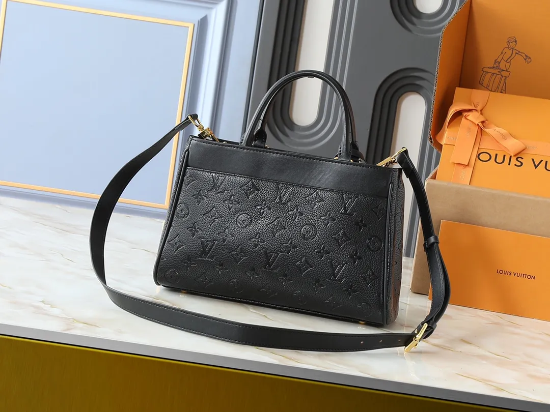 💰260💰Upgraded original M25575 M25577 M15231 City Avenue PM (Avenue PM) combines functionality with elegant silhouette for a fashionable urban lifestyle. A piece that adds a touch of elegance to both everyday and evening looks. A modern tote bag inspired by the elegant streets of Paris. The signature Monogram prefixed leather material is decorated with name patterns and gold hardware design. Fold the handle inside to create a cross-shaped messenger bag. Dimensions: 30 x 19.5 x 12 cm (length x height x width)