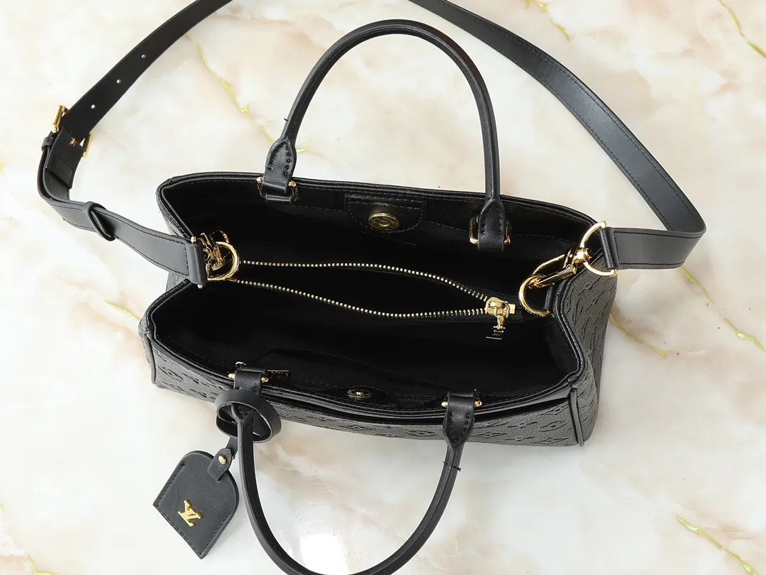 💰260💰Upgraded original M25575 M25577 M15231 City Avenue PM (Avenue PM) combines functionality with elegant silhouette for a fashionable urban lifestyle. A piece that adds a touch of elegance to both everyday and evening looks. A modern tote bag inspired by the elegant streets of Paris. The signature Monogram prefixed leather material is decorated with name patterns and gold hardware design. Fold the handle inside to create a cross-shaped messenger bag. Dimensions: 30 x 19.5 x 12 cm (length x height x width)