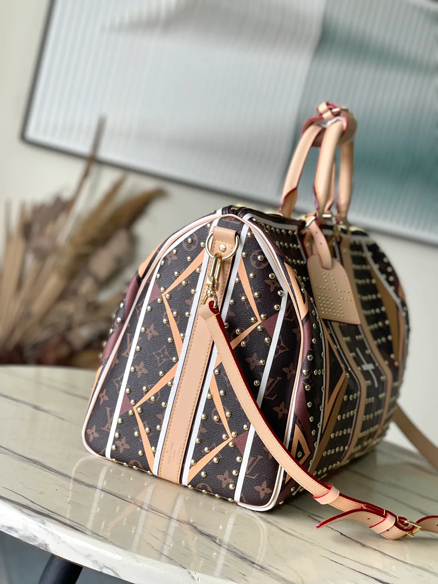 💰1440 Top original order M11577 This Keepal Bandouliere 50 travel bag pays tribute to traditional bags with Parfleche pattern, witnessing the creative fruition of Pharrel Williams and Dee Jay Two Bears, Dakota and Lakota peoples. Rivet elements add to the sharpness of the look. Dimensions: 50 × 29 × 23 cm