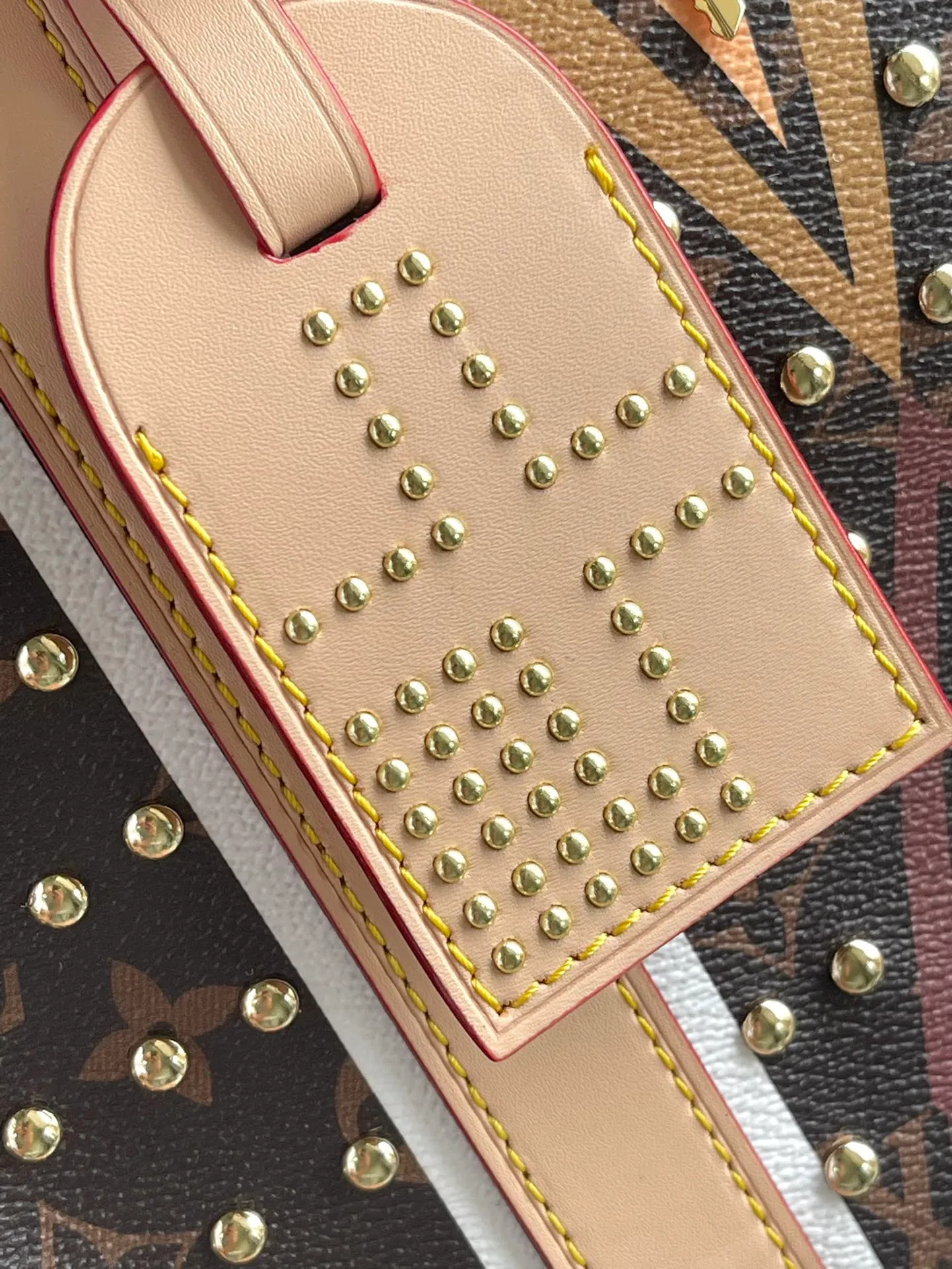 💰1440 Top original order M11577 This Keepal Bandouliere 50 travel bag pays tribute to traditional bags with Parfleche pattern, witnessing the creative fruition of Pharrel Williams and Dee Jay Two Bears, Dakota and Lakota peoples. Rivet elements add to the sharpness of the look. Dimensions: 50 × 29 × 23 cm