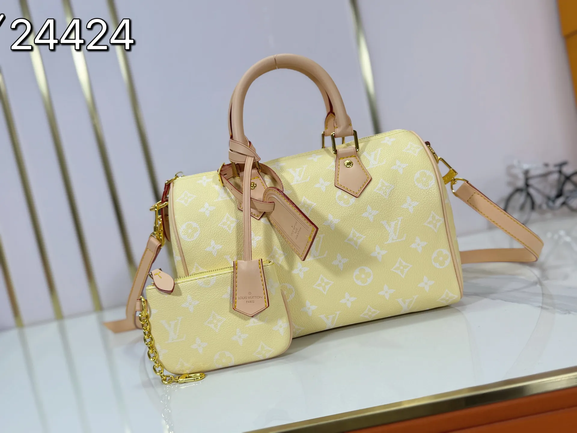 P280 Upgraded original M24424 M24425 M24426 M24423 M24443 M This Speedy Bandoulière 25 Monogram Leather handbag is made of soft cow leather and uses Monogram pattern to reproduce the elegant look and feel of canvas printing. Dazzling metal hardware, sheepskin lining and nameplate all reflect Creative Director Pharrell Williams' relentless attention to detail. Dimensions: 25.0 x 15.0 x 15.0 cm (length x height x width)