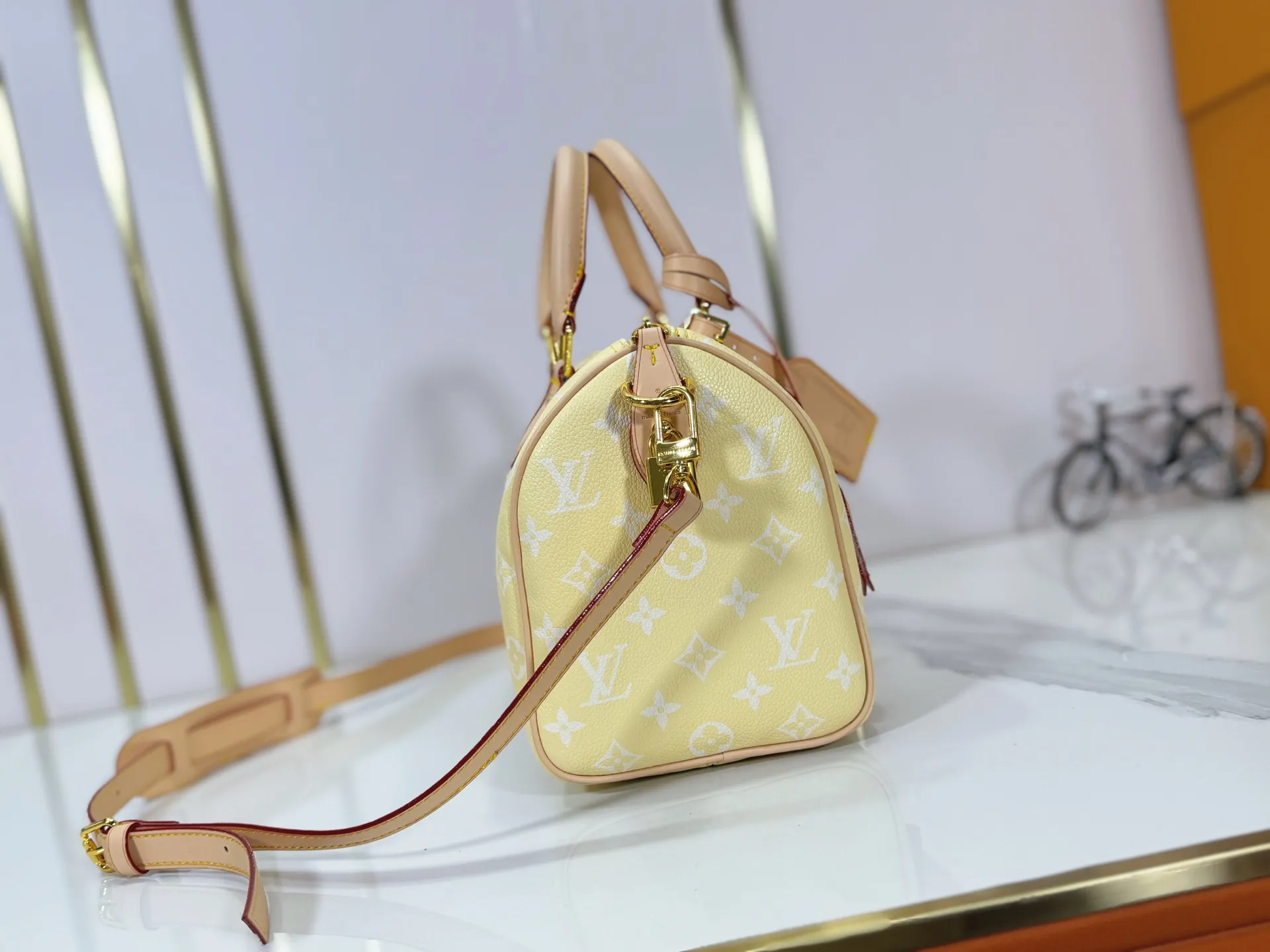P280 Upgraded original M24424 M24425 M24426 M24423 M24443 M This Speedy Bandoulière 25 Monogram Leather handbag is made of soft cow leather and uses Monogram pattern to reproduce the elegant look and feel of canvas printing. Dazzling metal hardware, sheepskin lining and nameplate all reflect Creative Director Pharrell Williams' relentless attention to detail. Dimensions: 25.0 x 15.0 x 15.0 cm (length x height x width)