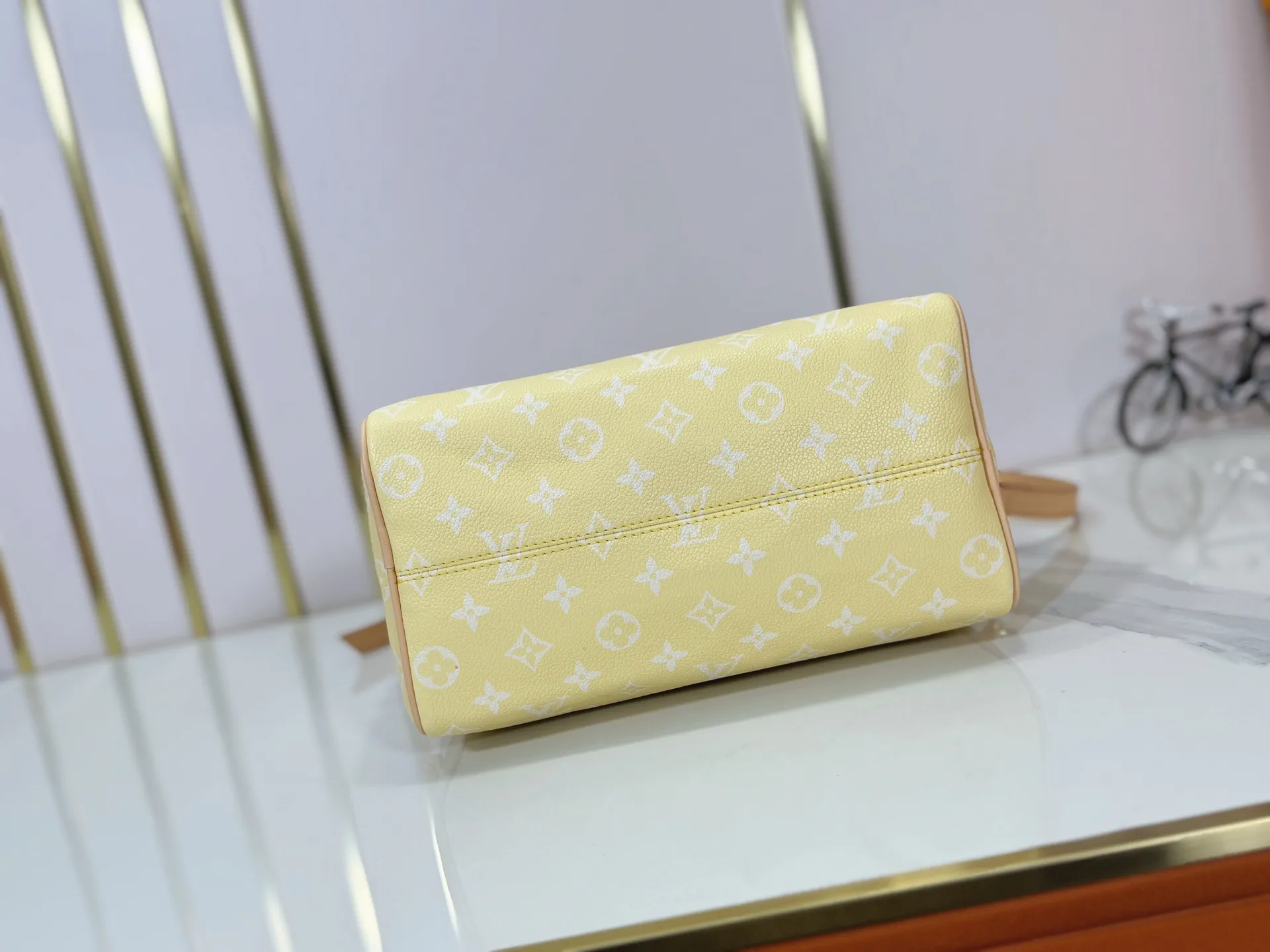 P280 Upgraded original M24424 M24425 M24426 M24423 M24443 M This Speedy Bandoulière 25 Monogram Leather handbag is made of soft cow leather and uses Monogram pattern to reproduce the elegant look and feel of canvas printing. Dazzling metal hardware, sheepskin lining and nameplate all reflect Creative Director Pharrell Williams' relentless attention to detail. Dimensions: 25.0 x 15.0 x 15.0 cm (length x height x width)