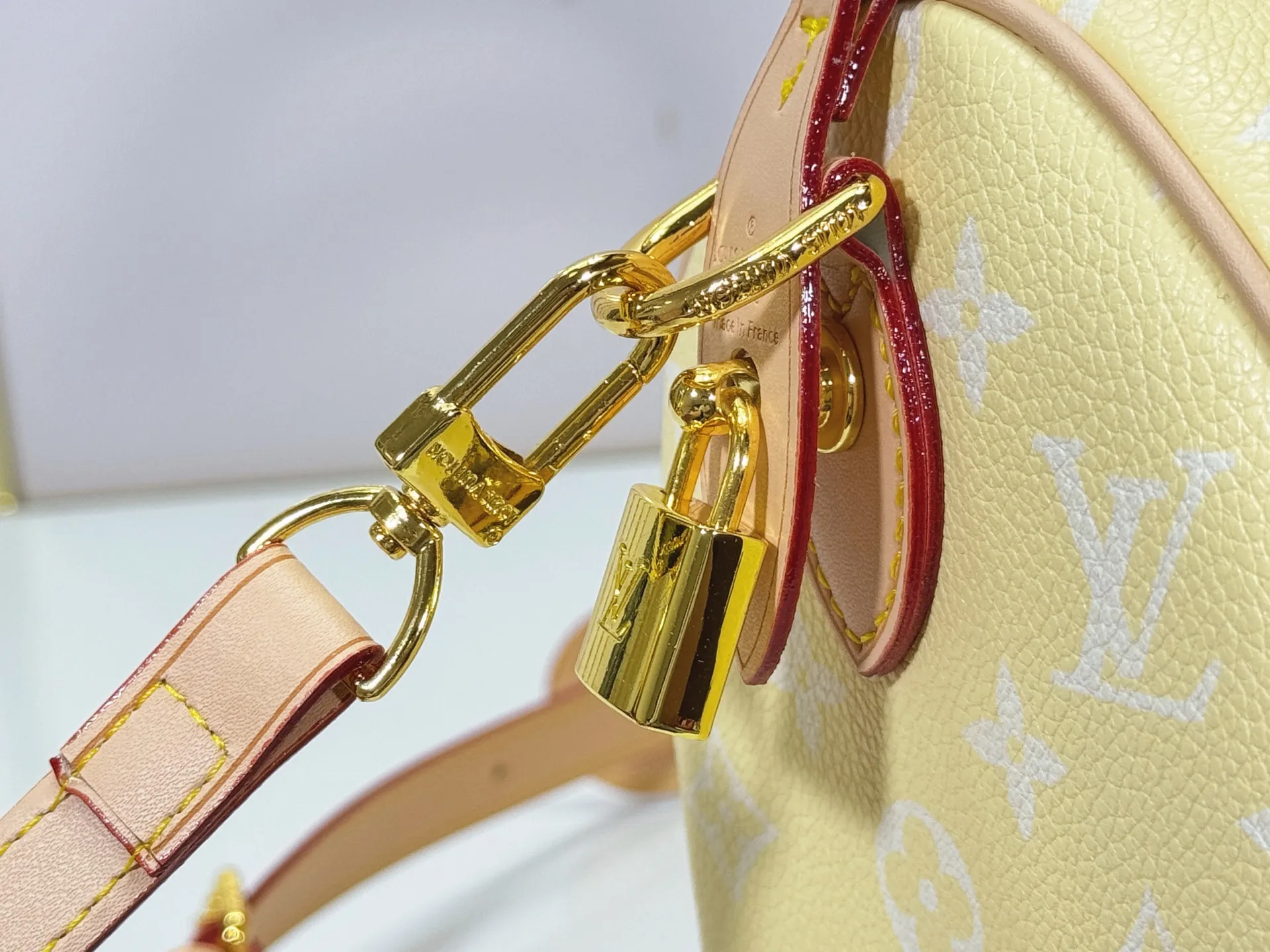 P280 Upgraded original M24424 M24425 M24426 M24423 M24443 M This Speedy Bandoulière 25 Monogram Leather handbag is made of soft cow leather and uses Monogram pattern to reproduce the elegant look and feel of canvas printing. Dazzling metal hardware, sheepskin lining and nameplate all reflect Creative Director Pharrell Williams' relentless attention to detail. Dimensions: 25.0 x 15.0 x 15.0 cm (length x height x width)