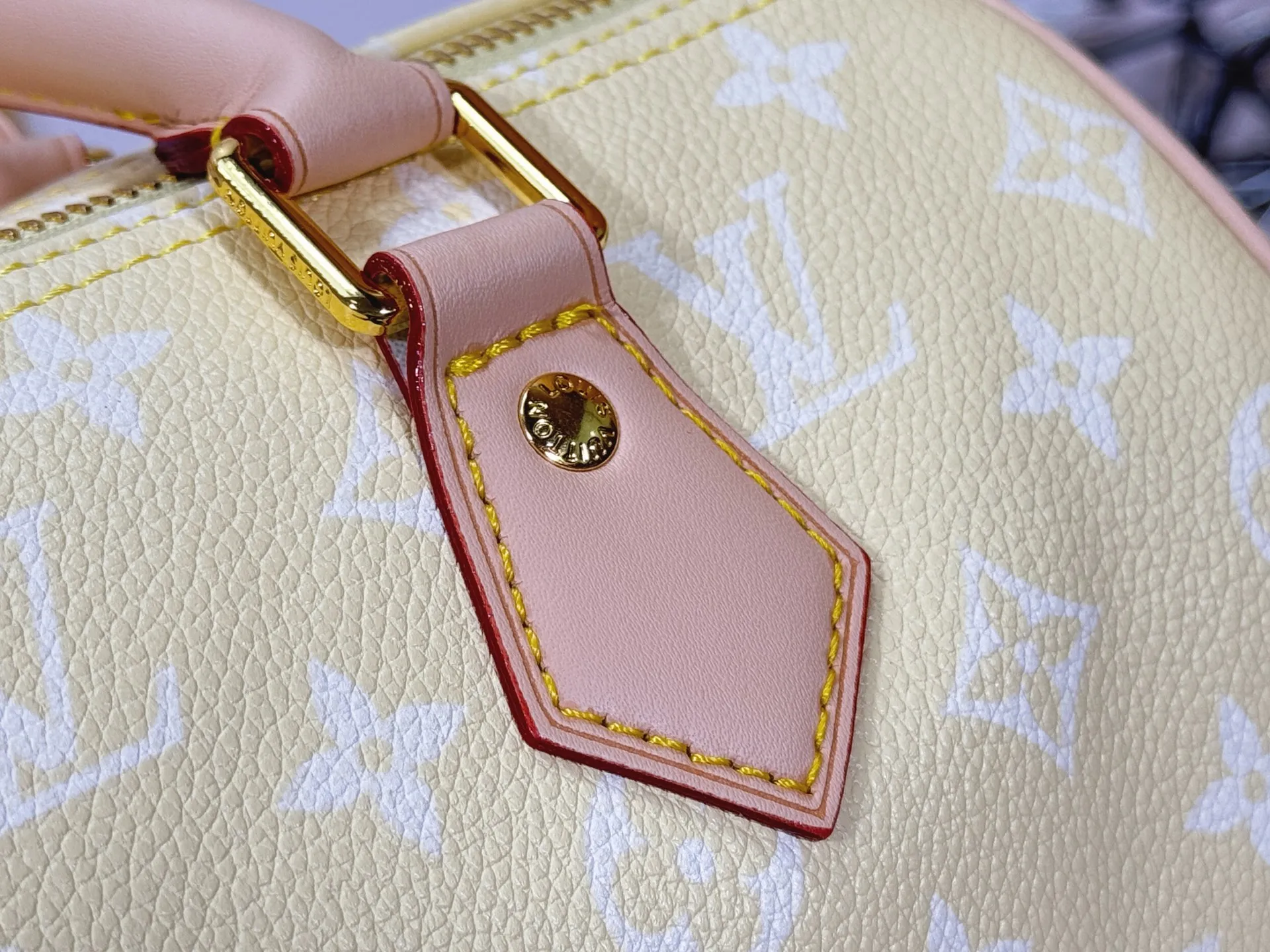 P280 Upgraded original M24424 M24425 M24426 M24423 M24443 M This Speedy Bandoulière 25 Monogram Leather handbag is made of soft cow leather and uses Monogram pattern to reproduce the elegant look and feel of canvas printing. Dazzling metal hardware, sheepskin lining and nameplate all reflect Creative Director Pharrell Williams' relentless attention to detail. Dimensions: 25.0 x 15.0 x 15.0 cm (length x height x width)