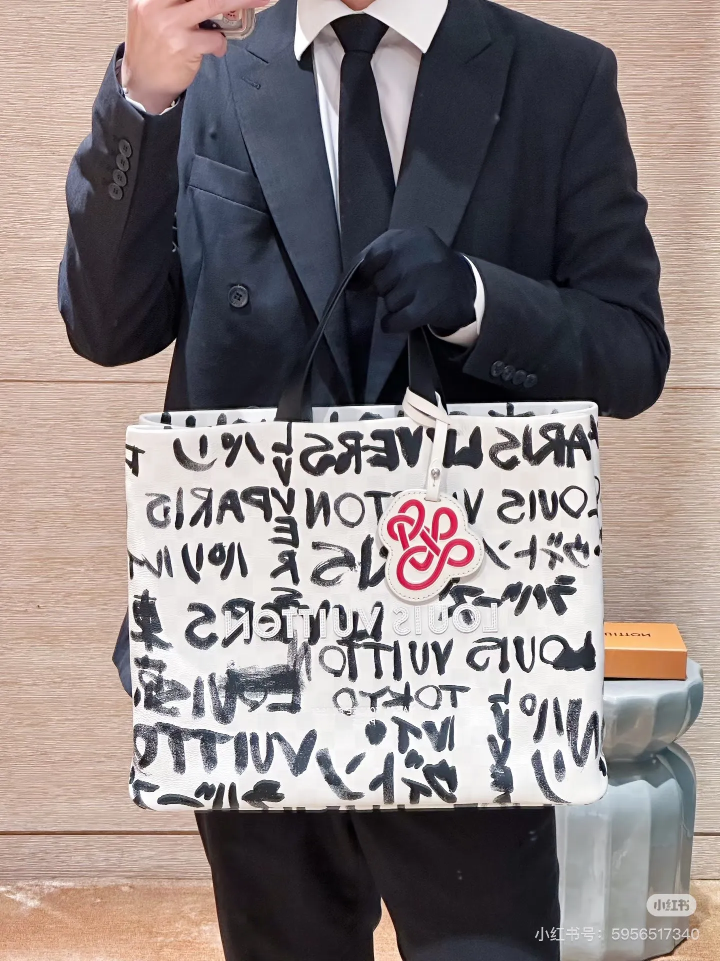Batch 320💰M24457 M40797 This Shopper Tote medium handbag features Damier checkerboard pattern superimposed with eye-catching hand-painted elements, witnessing the joint creativity of Pharrell Williams and Japanese designer Nigo. The names Louis Vuitton, Paris and Tokyo, as well as the word Lvvers, are bilingual in French and Japanese, and the graphic cotton lining showcases Nigo's signature style. Size: 41x34x16cm