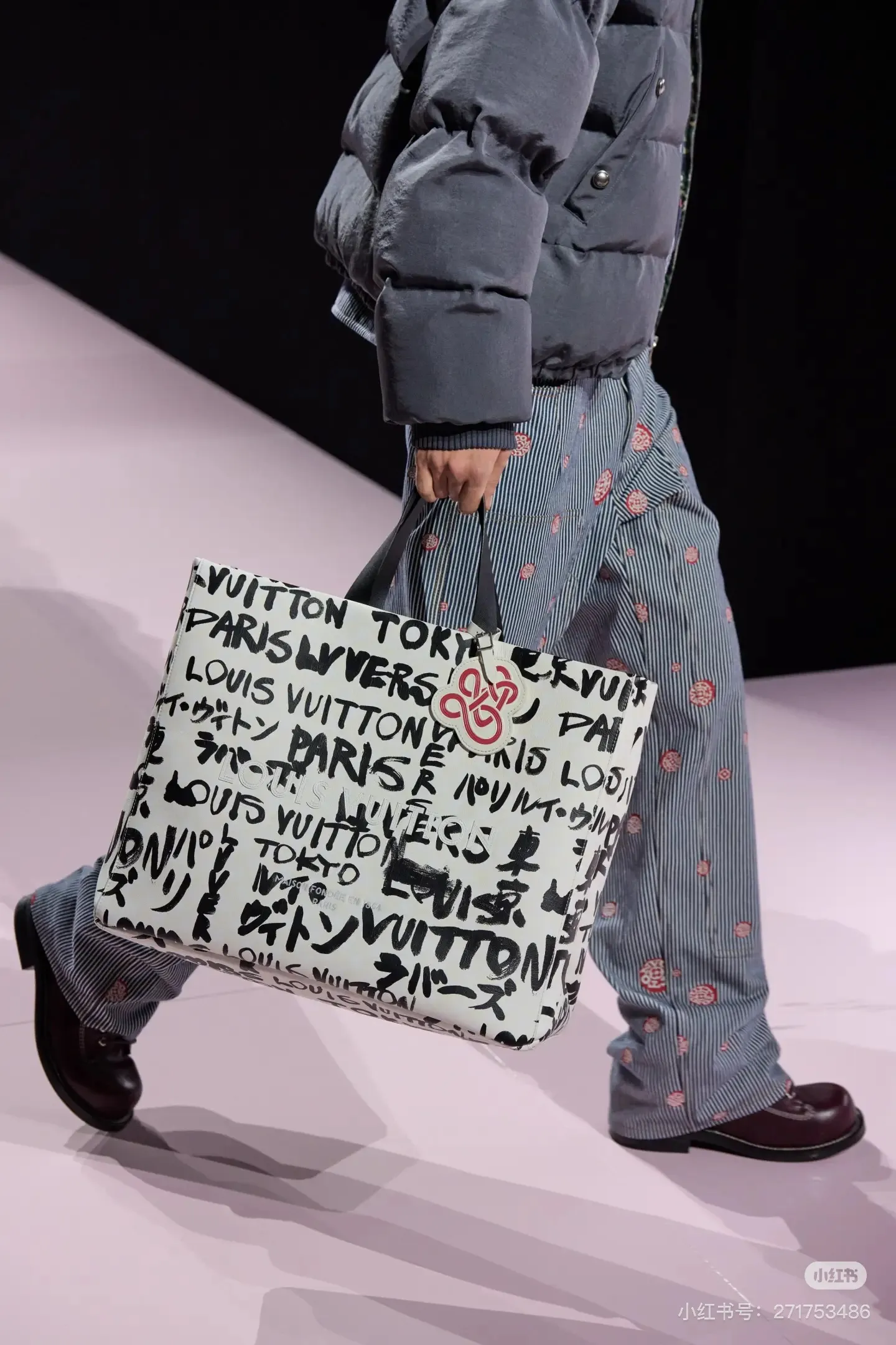 Batch 320💰M24457 M40797 This Shopper Tote medium handbag features Damier checkerboard pattern superimposed with eye-catching hand-painted elements, witnessing the joint creativity of Pharrell Williams and Japanese designer Nigo. The names Louis Vuitton, Paris and Tokyo, as well as the word Lvvers, are bilingual in French and Japanese, and the graphic cotton lining showcases Nigo's signature style. Size: 41x34x16cm