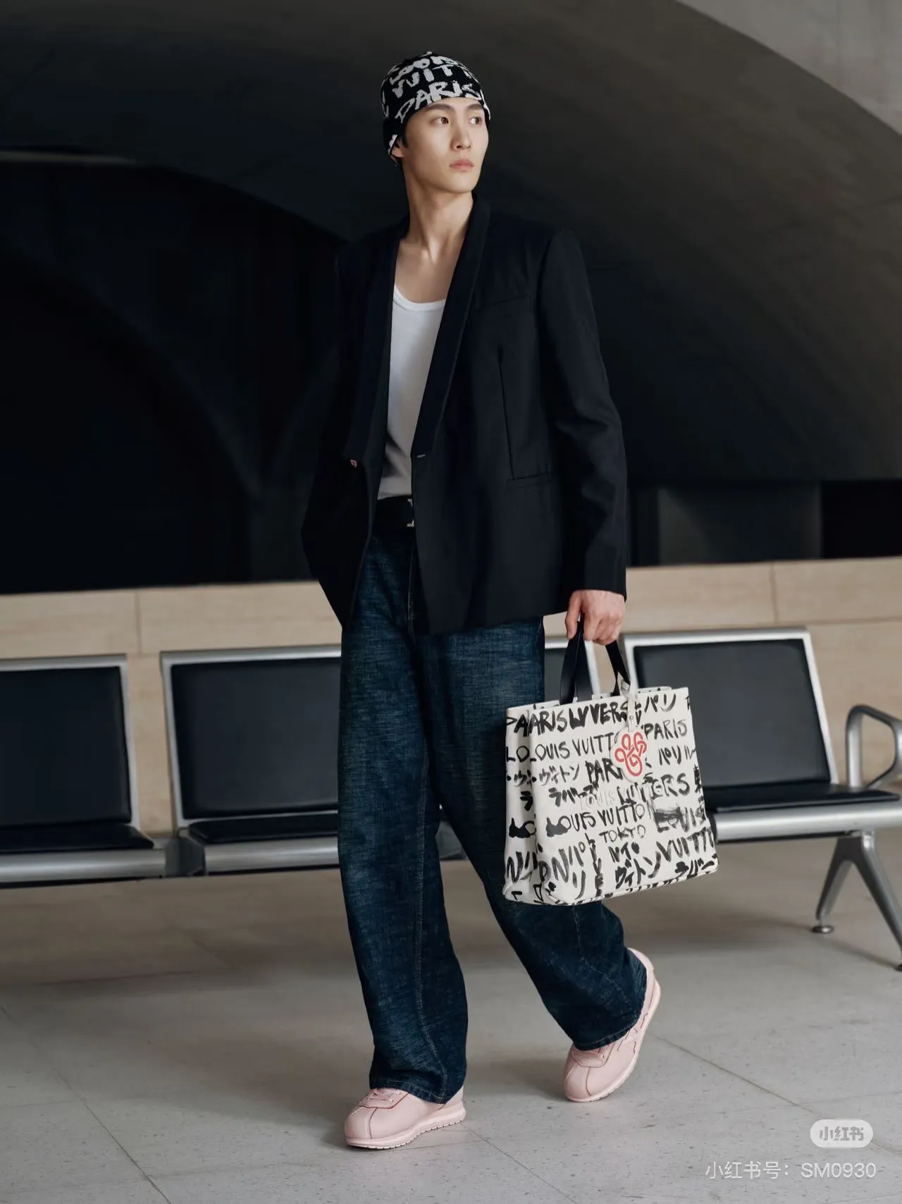 Batch 320💰M24457 M40797 This Shopper Tote medium handbag features Damier checkerboard pattern superimposed with eye-catching hand-painted elements, witnessing the joint creativity of Pharrell Williams and Japanese designer Nigo. The names Louis Vuitton, Paris and Tokyo, as well as the word Lvvers, are bilingual in French and Japanese, and the graphic cotton lining showcases Nigo's signature style. Size: 41x34x16cm