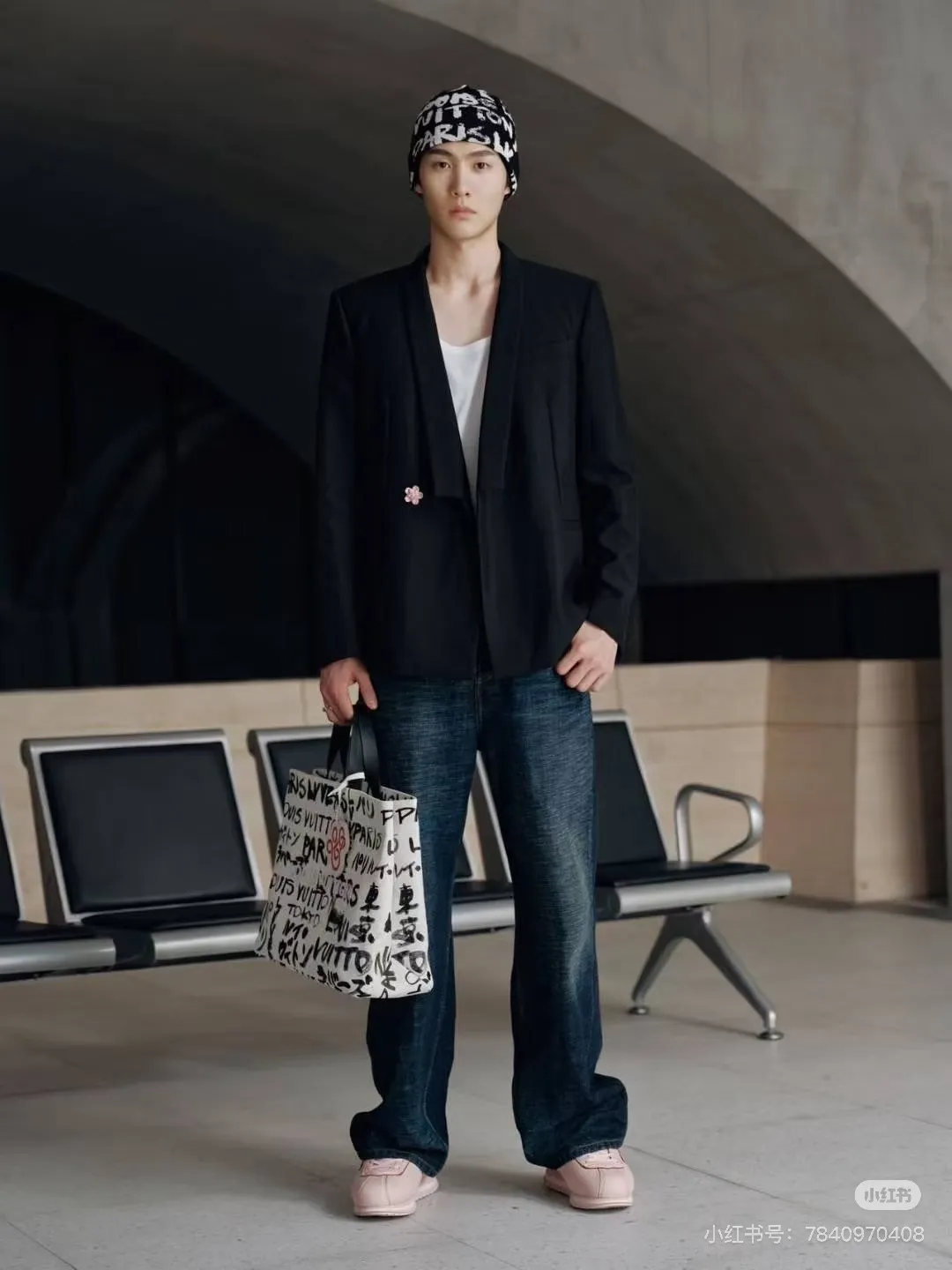 Batch 320💰M24457 M40797 This Shopper Tote medium handbag features Damier checkerboard pattern superimposed with eye-catching hand-painted elements, witnessing the joint creativity of Pharrell Williams and Japanese designer Nigo. The names Louis Vuitton, Paris and Tokyo, as well as the word Lvvers, are bilingual in French and Japanese, and the graphic cotton lining showcases Nigo's signature style. Size: 41x34x16cm