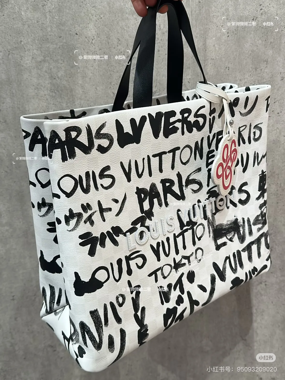 Batch 320💰M24457 M40797 This Shopper Tote medium handbag features Damier checkerboard pattern superimposed with eye-catching hand-painted elements, witnessing the joint creativity of Pharrell Williams and Japanese designer Nigo. The names Louis Vuitton, Paris and Tokyo, as well as the word Lvvers, are bilingual in French and Japanese, and the graphic cotton lining showcases Nigo's signature style. Size: 41x34x16cm