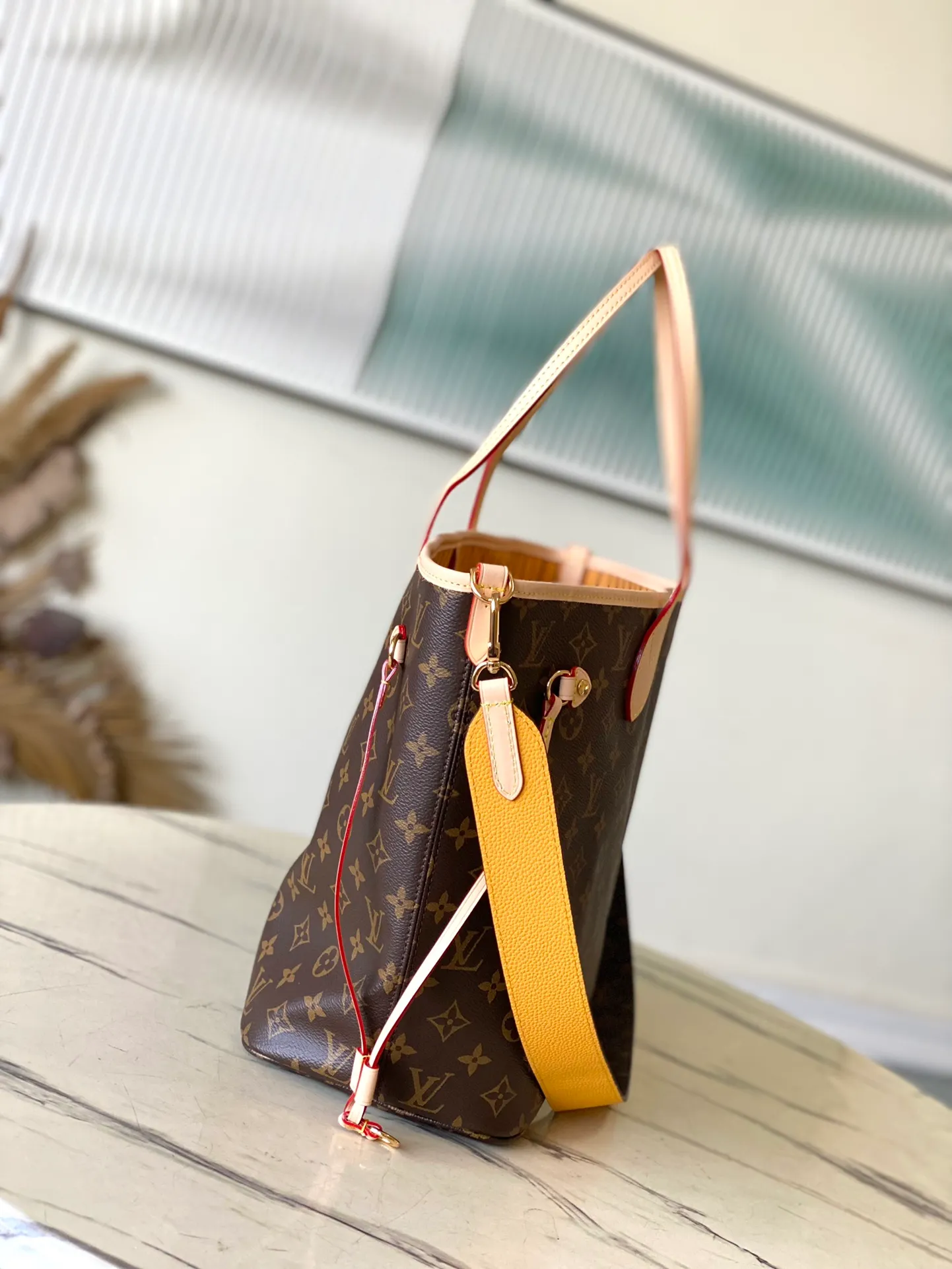 💰1080 Top Original M11947 Yellow As one of the classic designs, the Neverfull Bandouliere Inside Out medium size no handbag is made of Monogram canvas and striped fabric, with a double-sided design to highlight the new trend. The detachable shoulder strap makes it easy to carry across the body, and can also be transformed into a Hobo handbag through the side hook. Dimensions: 31 × 28 × 14 cm