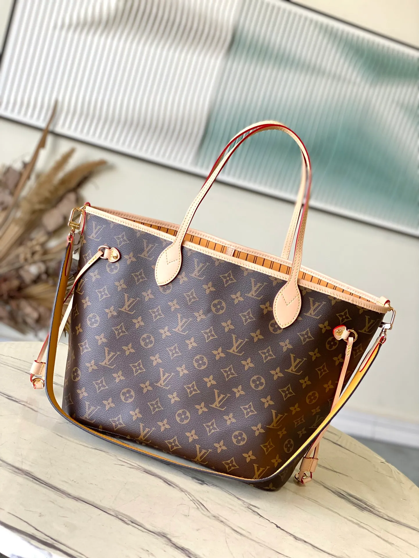 💰1080 Top Original M11947 Yellow As one of the classic designs, the Neverfull Bandouliere Inside Out medium size no handbag is made of Monogram canvas and striped fabric, with a double-sided design to highlight the new trend. The detachable shoulder strap makes it easy to carry across the body, and can also be transformed into a Hobo handbag through the side hook. Dimensions: 31 × 28 × 14 cm