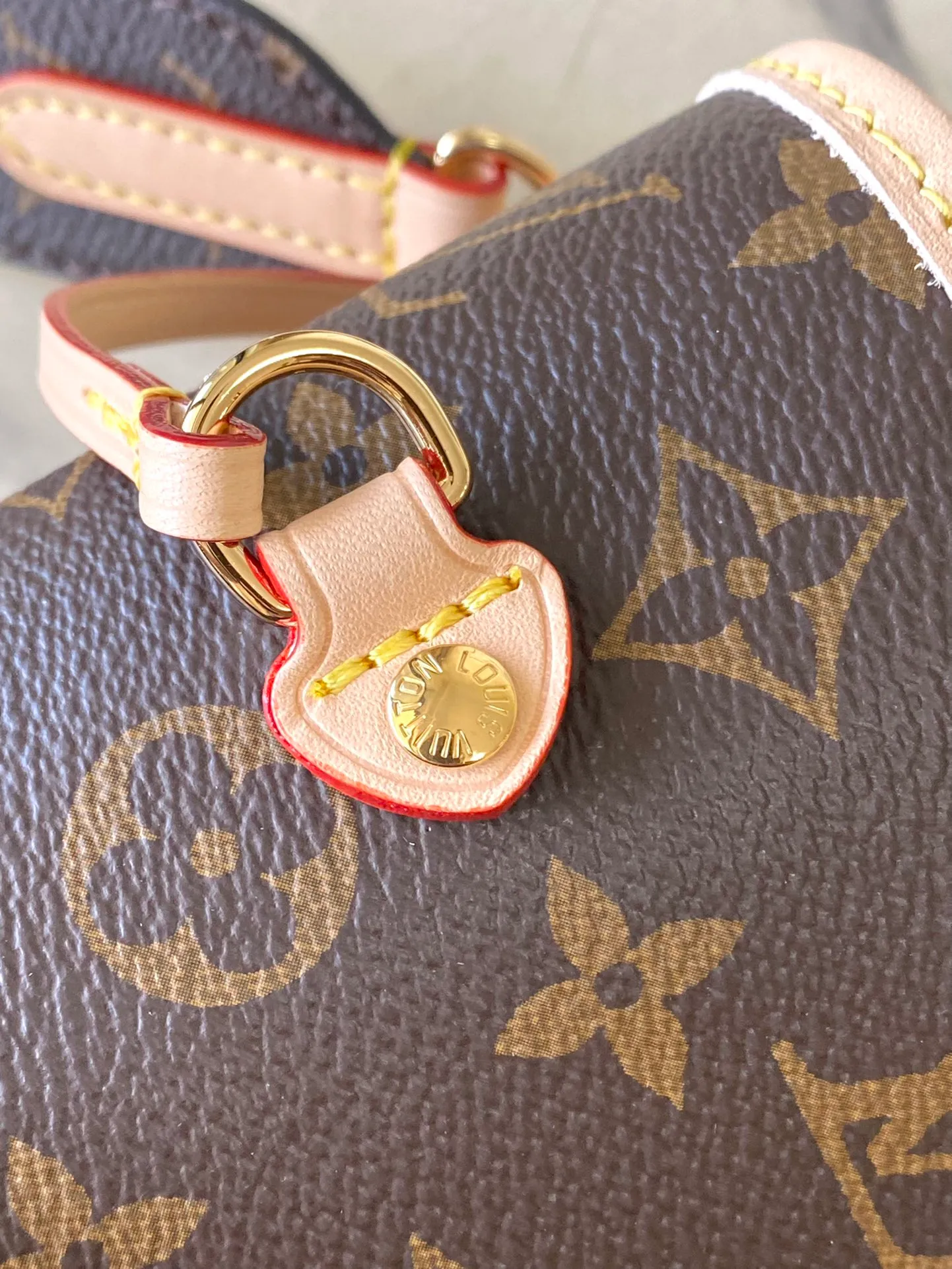 💰1080 Top Original M11947 Yellow As one of the classic designs, the Neverfull Bandouliere Inside Out medium size no handbag is made of Monogram canvas and striped fabric, with a double-sided design to highlight the new trend. The detachable shoulder strap makes it easy to carry across the body, and can also be transformed into a Hobo handbag through the side hook. Dimensions: 31 × 28 × 14 cm