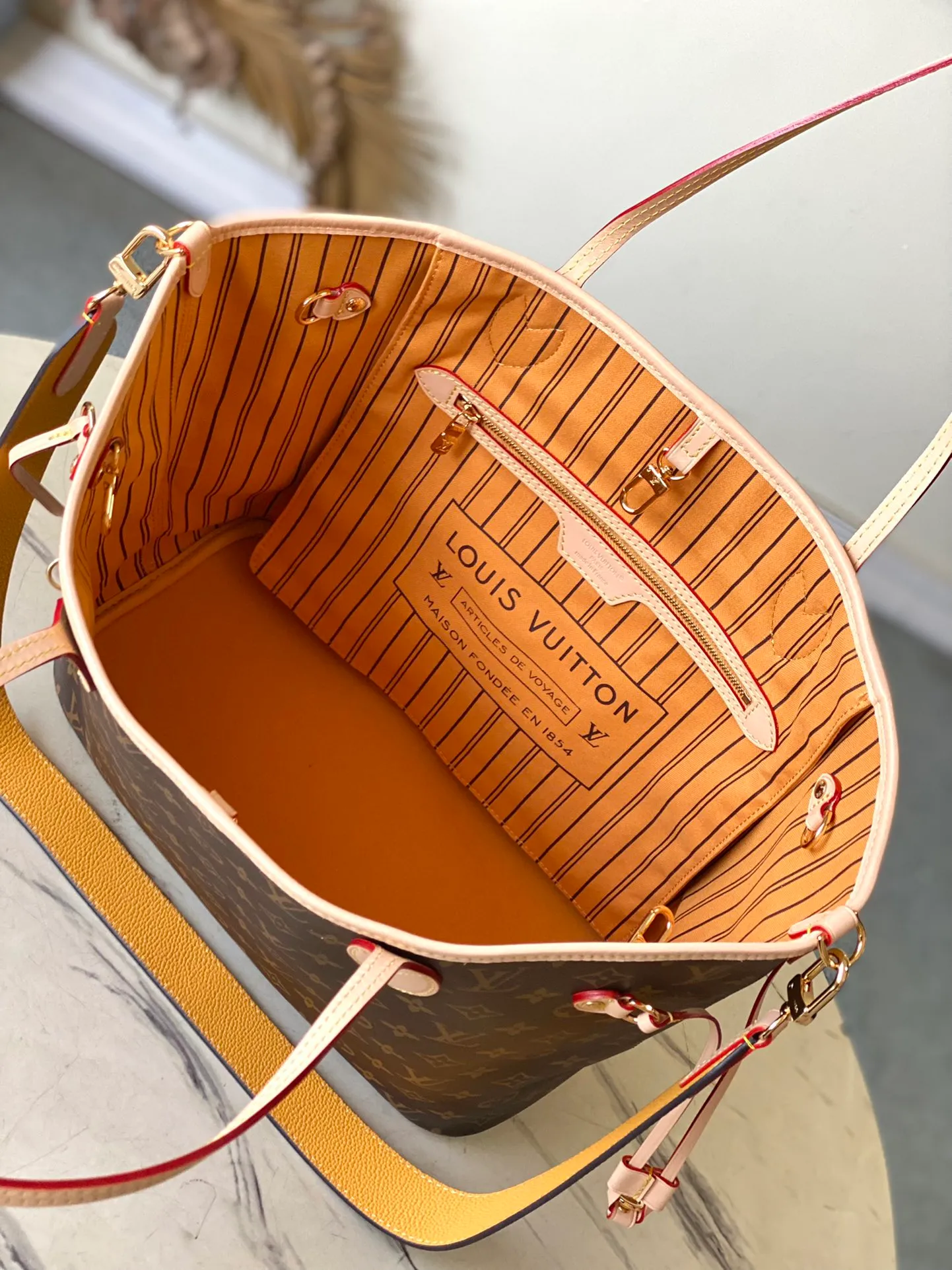💰1080 Top Original M11947 Yellow As one of the classic designs, the Neverfull Bandouliere Inside Out medium size no handbag is made of Monogram canvas and striped fabric, with a double-sided design to highlight the new trend. The detachable shoulder strap makes it easy to carry across the body, and can also be transformed into a Hobo handbag through the side hook. Dimensions: 31 × 28 × 14 cm