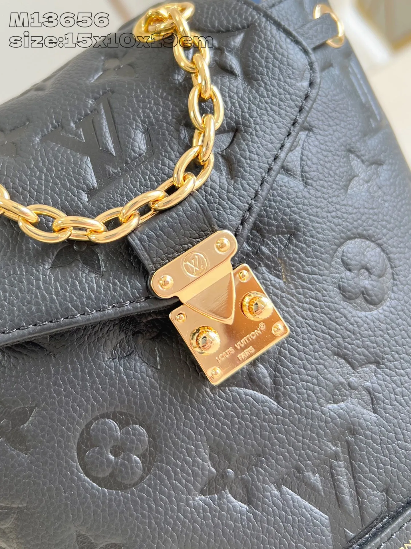 💰900 (top-grain leather) Top-quality original item M13656 Black】M14549 This Nano Noé backpack is made of Monogram Empreinte leather. Its drawstring design and soft outline echo the original configuration, highlighting the eclectic mix of functionality and trend. The dazzling S-lock buckle highlights the details, and the leather shoulder strap can be removed to transform into a mini shoulder bag. 15 x 10 x 19 cm (height x width x length)
