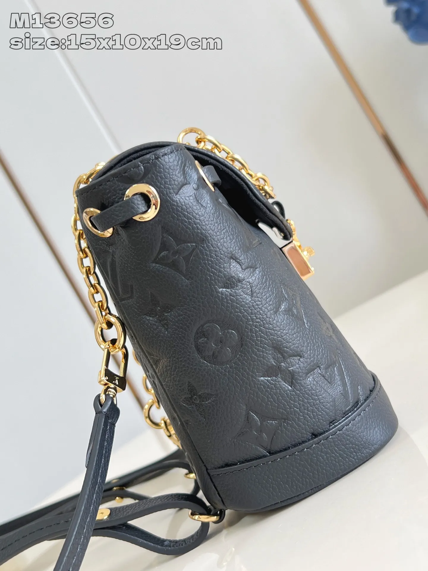 💰900 (top-grain leather) Top-quality original item M13656 Black】M14549 This Nano Noé backpack is made of Monogram Empreinte leather. Its drawstring design and soft outline echo the original configuration, highlighting the eclectic mix of functionality and trend. The dazzling S-lock buckle highlights the details, and the leather shoulder strap can be removed to transform into a mini shoulder bag. 15 x 10 x 19 cm (height x width x length)