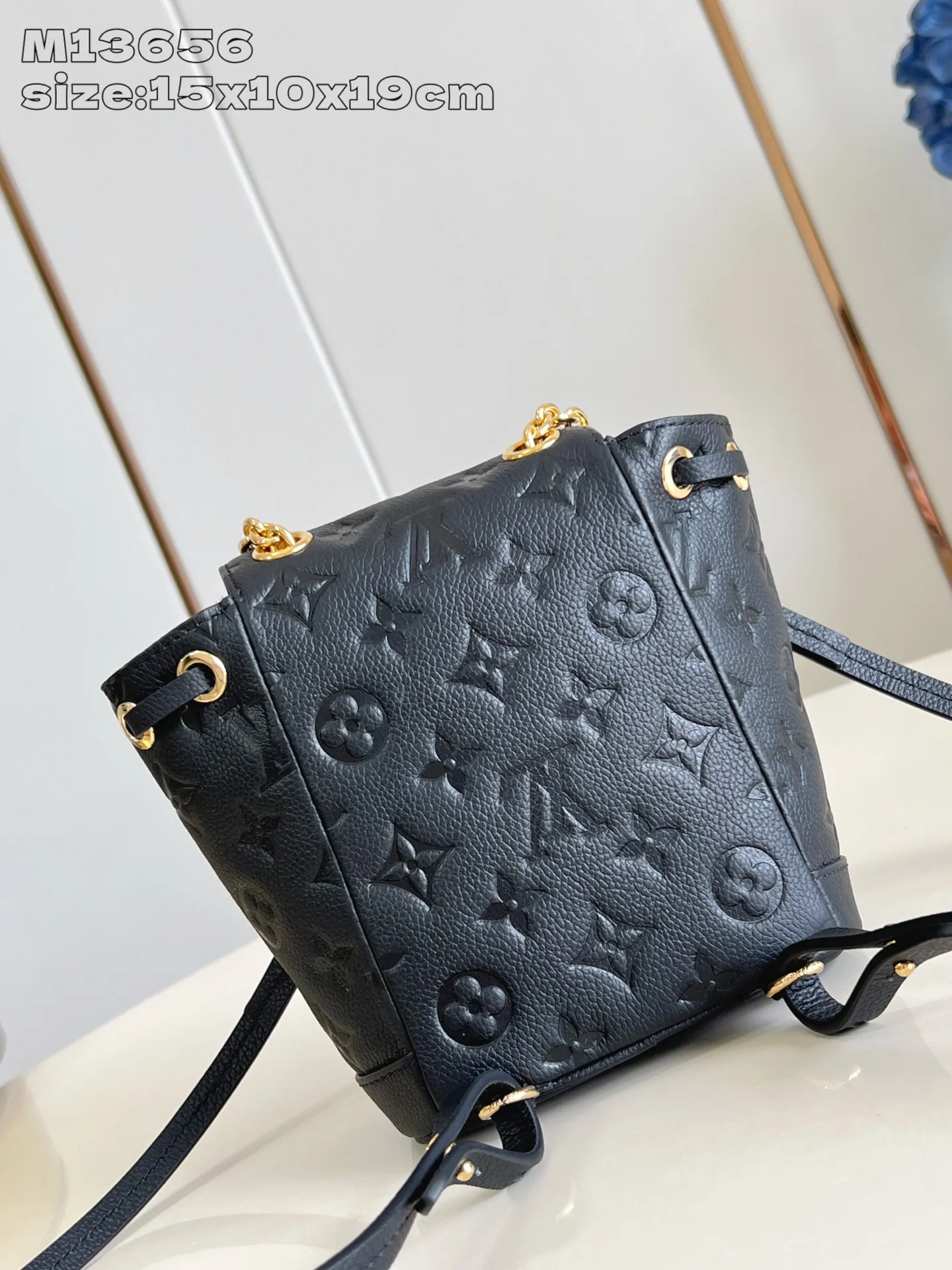 💰900 (top-grain leather) Top-quality original item M13656 Black】M14549 This Nano Noé backpack is made of Monogram Empreinte leather. Its drawstring design and soft outline echo the original configuration, highlighting the eclectic mix of functionality and trend. The dazzling S-lock buckle highlights the details, and the leather shoulder strap can be removed to transform into a mini shoulder bag. 15 x 10 x 19 cm (height x width x length)