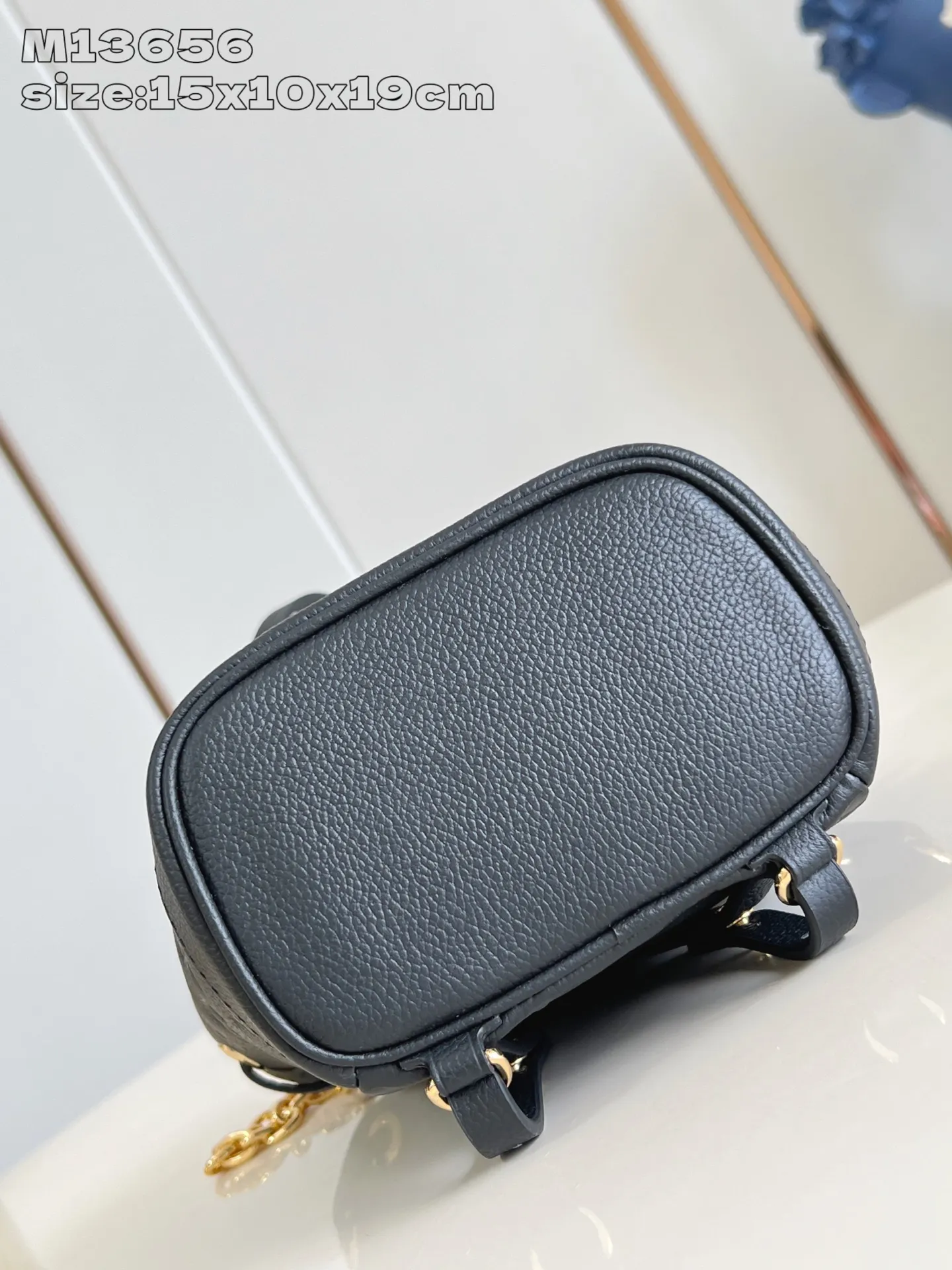 💰900 (top-grain leather) Top-quality original item M13656 Black】M14549 This Nano Noé backpack is made of Monogram Empreinte leather. Its drawstring design and soft outline echo the original configuration, highlighting the eclectic mix of functionality and trend. The dazzling S-lock buckle highlights the details, and the leather shoulder strap can be removed to transform into a mini shoulder bag. 15 x 10 x 19 cm (height x width x length)