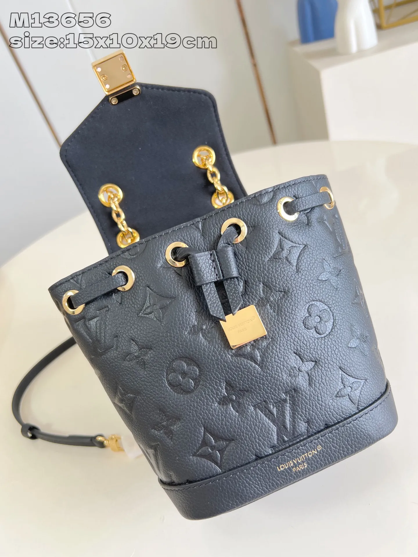 💰900 (top-grain leather) Top-quality original item M13656 Black】M14549 This Nano Noé backpack is made of Monogram Empreinte leather. Its drawstring design and soft outline echo the original configuration, highlighting the eclectic mix of functionality and trend. The dazzling S-lock buckle highlights the details, and the leather shoulder strap can be removed to transform into a mini shoulder bag. 15 x 10 x 19 cm (height x width x length)