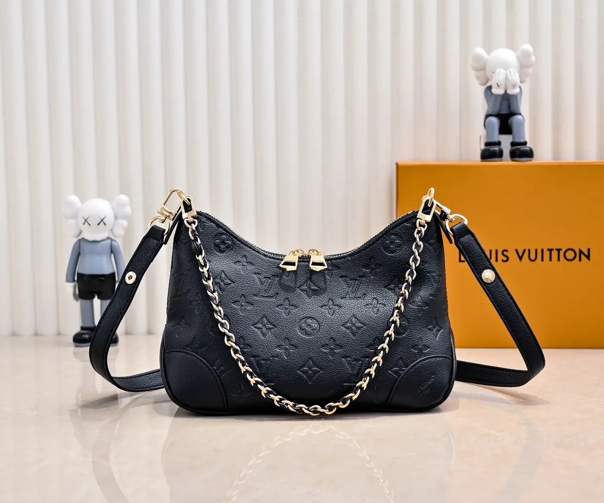P💰240 Guangzhou product upgraded original model number M13224 elephant gray silk screen 12930 black embossed 45832 BOULOGNE handbag This Boulogne handbag uses Monogram Empreinte leather to reinterpret the classic design, and can show your individual style in a variety of carrying methods. An interior slip pocket can easily store your smartphone, and the braided chain is accented with dazzling hardware. Detailed Features 29 x 16 x 9.5 cm (Length x Height x Width) Embossed grained cow leather Cow leather trim Textile lining Metal hardware Double zipper closure Internal slip pocket Holds smartphone, keys, short wallet and headphones Shoulder strap: Removable, adjustable Strap half length: 31.0 cm Strap half length adjustable to: 50.0 cm Chain: Removable Chain half length: 25.0 cm