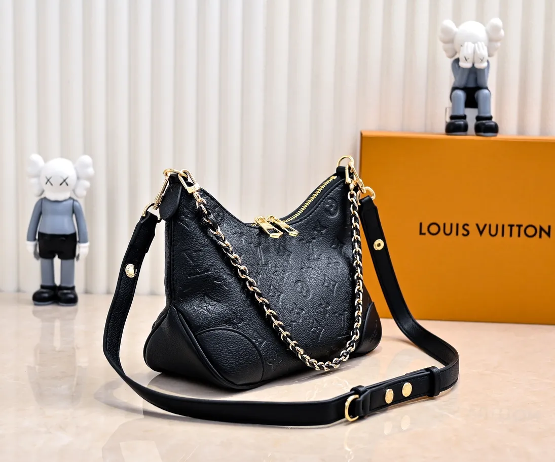 P💰240 Guangzhou product upgraded original model number M13224 elephant gray silk screen 12930 black embossed 45832 BOULOGNE handbag This Boulogne handbag uses Monogram Empreinte leather to reinterpret the classic design, and can show your individual style in a variety of carrying methods. An interior slip pocket can easily store your smartphone, and the braided chain is accented with dazzling hardware. Detailed Features 29 x 16 x 9.5 cm (Length x Height x Width) Embossed grained cow leather Cow leather trim Textile lining Metal hardware Double zipper closure Internal slip pocket Holds smartphone, keys, short wallet and headphones Shoulder strap: Removable, adjustable Strap half length: 31.0 cm Strap half length adjustable to: 50.0 cm Chain: Removable Chain half length: 25.0 cm