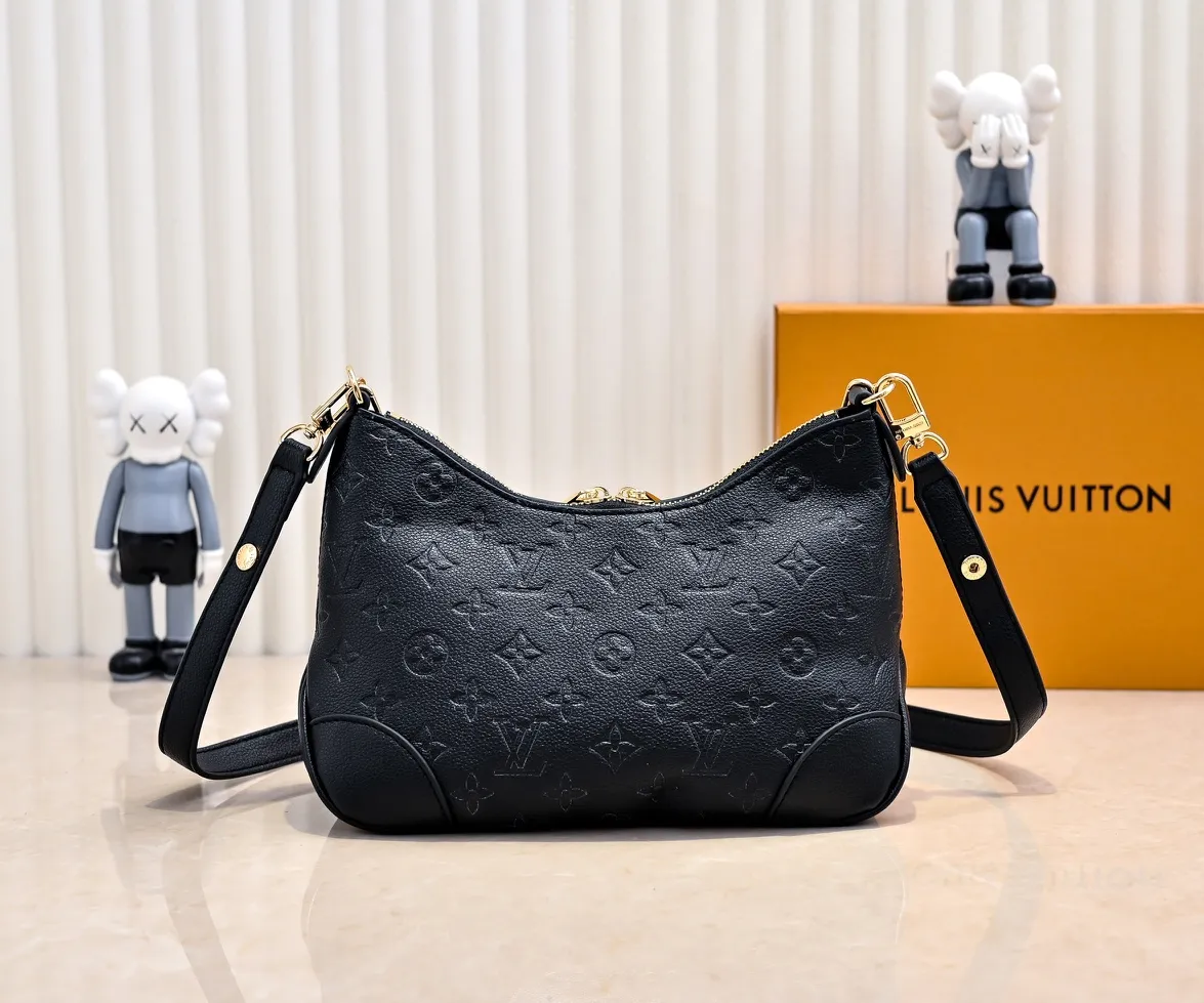P💰240 Guangzhou product upgraded original model number M13224 elephant gray silk screen 12930 black embossed 45832 BOULOGNE handbag This Boulogne handbag uses Monogram Empreinte leather to reinterpret the classic design, and can show your individual style in a variety of carrying methods. An interior slip pocket can easily store your smartphone, and the braided chain is accented with dazzling hardware. Detailed Features 29 x 16 x 9.5 cm (Length x Height x Width) Embossed grained cow leather Cow leather trim Textile lining Metal hardware Double zipper closure Internal slip pocket Holds smartphone, keys, short wallet and headphones Shoulder strap: Removable, adjustable Strap half length: 31.0 cm Strap half length adjustable to: 50.0 cm Chain: Removable Chain half length: 25.0 cm