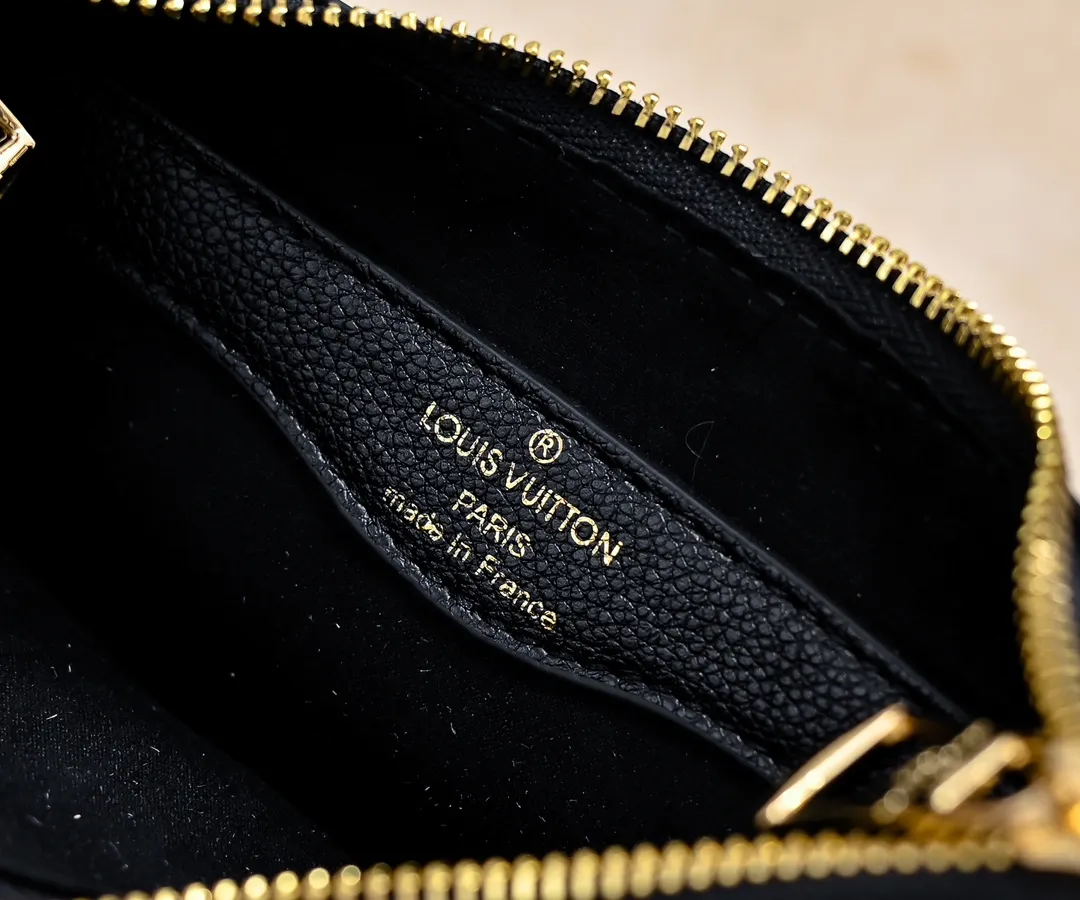 P💰240 Guangzhou product upgraded original model number M13224 elephant gray silk screen 12930 black embossed 45832 BOULOGNE handbag This Boulogne handbag uses Monogram Empreinte leather to reinterpret the classic design, and can show your individual style in a variety of carrying methods. An interior slip pocket can easily store your smartphone, and the braided chain is accented with dazzling hardware. Detailed Features 29 x 16 x 9.5 cm (Length x Height x Width) Embossed grained cow leather Cow leather trim Textile lining Metal hardware Double zipper closure Internal slip pocket Holds smartphone, keys, short wallet and headphones Shoulder strap: Removable, adjustable Strap half length: 31.0 cm Strap half length adjustable to: 50.0 cm Chain: Removable Chain half length: 25.0 cm