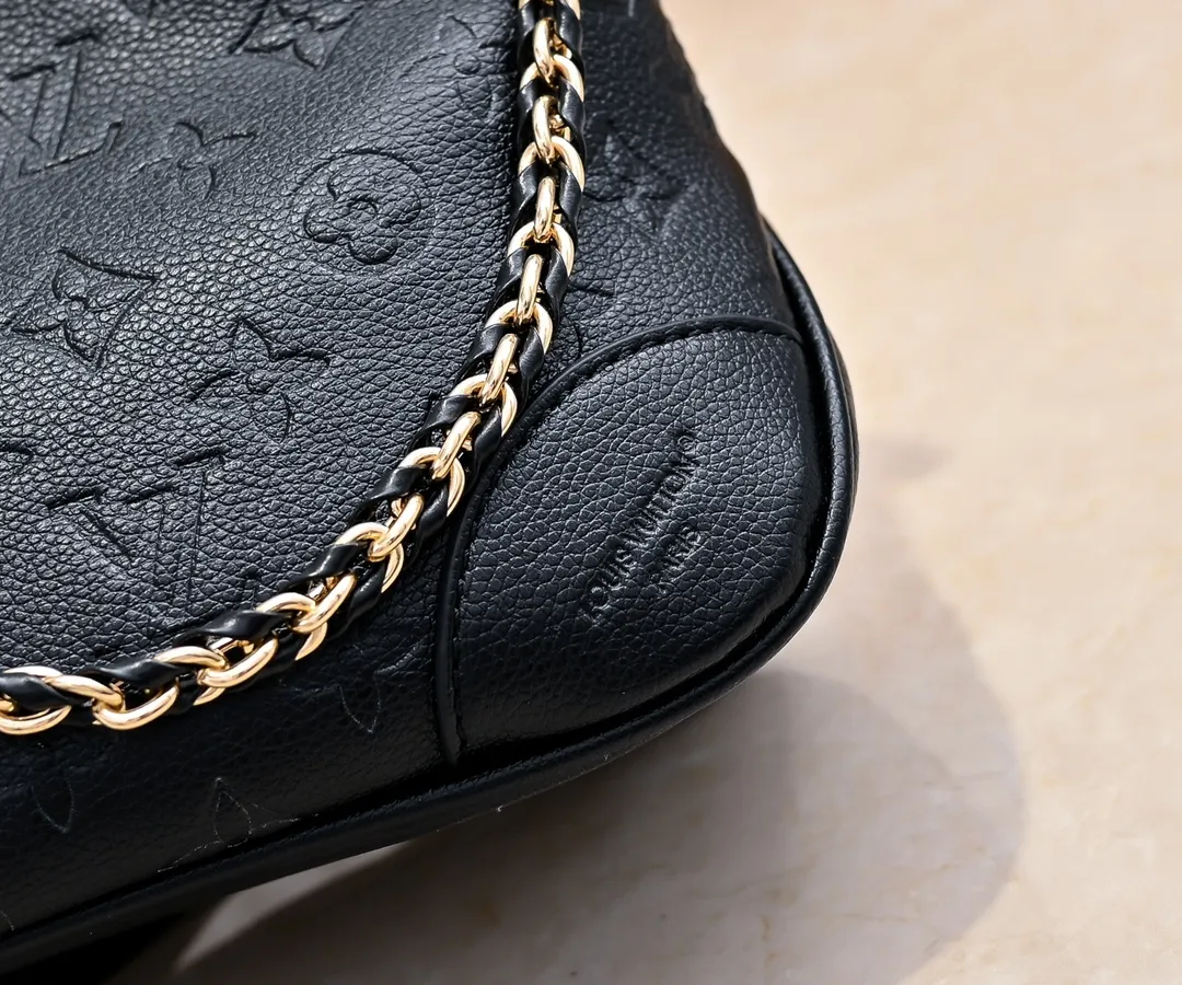 P💰240 Guangzhou product upgraded original model number M13224 elephant gray silk screen 12930 black embossed 45832 BOULOGNE handbag This Boulogne handbag uses Monogram Empreinte leather to reinterpret the classic design, and can show your individual style in a variety of carrying methods. An interior slip pocket can easily store your smartphone, and the braided chain is accented with dazzling hardware. Detailed Features 29 x 16 x 9.5 cm (Length x Height x Width) Embossed grained cow leather Cow leather trim Textile lining Metal hardware Double zipper closure Internal slip pocket Holds smartphone, keys, short wallet and headphones Shoulder strap: Removable, adjustable Strap half length: 31.0 cm Strap half length adjustable to: 50.0 cm Chain: Removable Chain half length: 25.0 cm