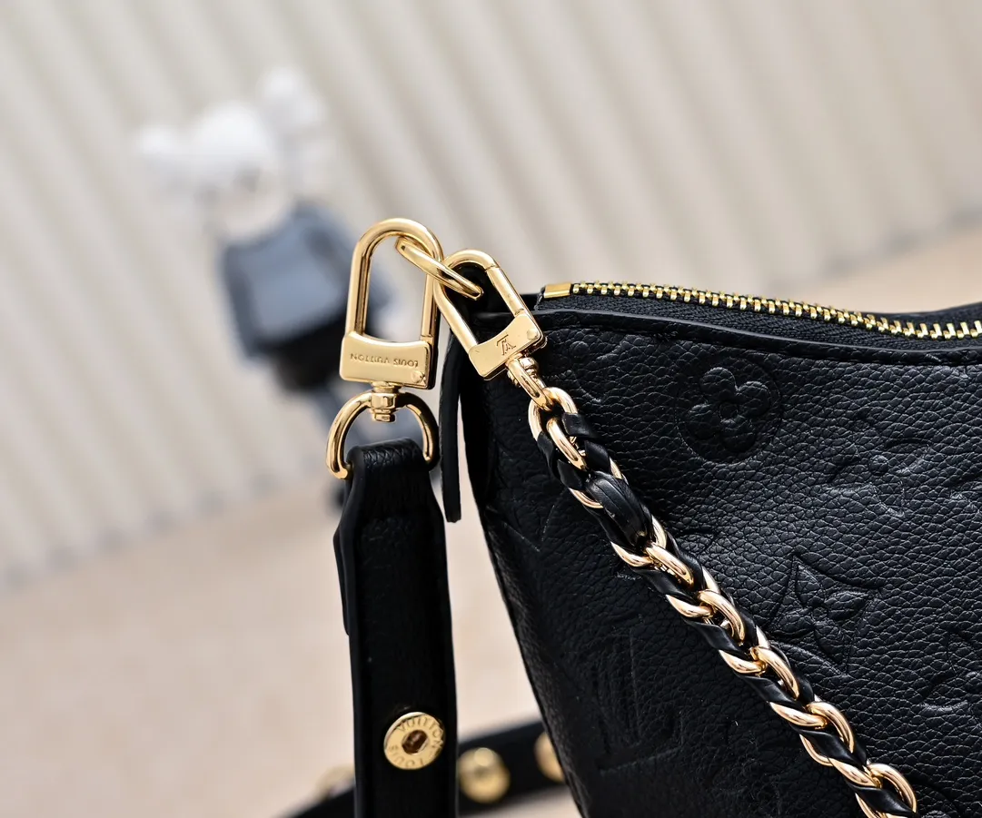 P💰240 Guangzhou product upgraded original model number M13224 elephant gray silk screen 12930 black embossed 45832 BOULOGNE handbag This Boulogne handbag uses Monogram Empreinte leather to reinterpret the classic design, and can show your individual style in a variety of carrying methods. An interior slip pocket can easily store your smartphone, and the braided chain is accented with dazzling hardware. Detailed Features 29 x 16 x 9.5 cm (Length x Height x Width) Embossed grained cow leather Cow leather trim Textile lining Metal hardware Double zipper closure Internal slip pocket Holds smartphone, keys, short wallet and headphones Shoulder strap: Removable, adjustable Strap half length: 31.0 cm Strap half length adjustable to: 50.0 cm Chain: Removable Chain half length: 25.0 cm