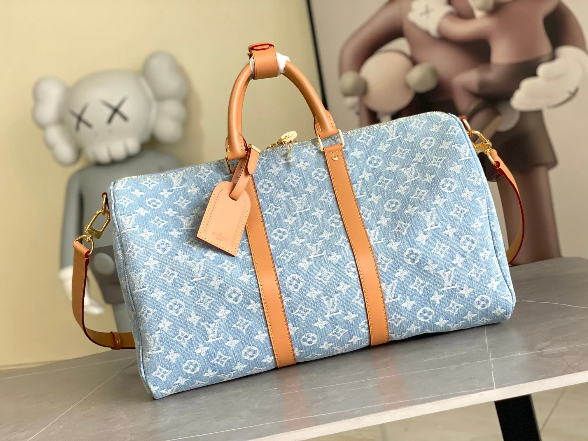 💰1360 Top original M25334 light blue denim transcoding chip version travel bag series KEEPALL BANDOULIÈRE 45 travel bag This Keepall Bandoulière 45 travel bag is made of cotton denim woven with Monogram pattern. It has been bleached and sand washed to present a retro style. The cowhide leather shaped handles and removable and adjustable shoulder strap give it a subtly aged effect, while the top handle and removable and adjustable shoulder strap make it easy to take on board. Dimensions: 45 x 27 x 20 cm.