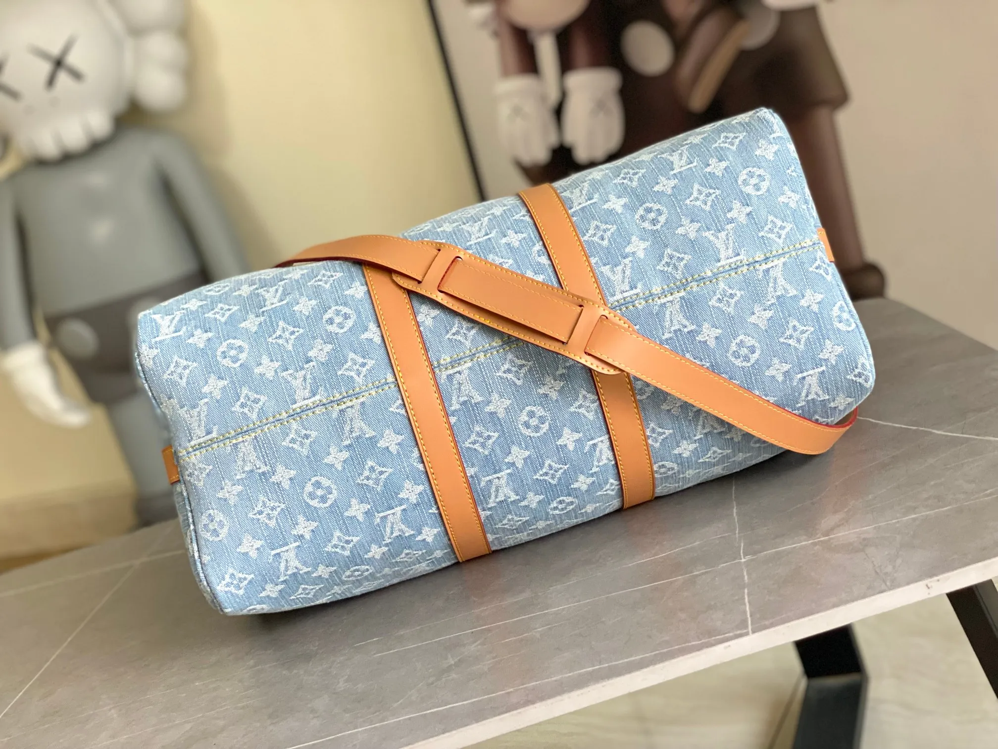 💰1360 Top original M25334 light blue denim transcoding chip version travel bag series KEEPALL BANDOULIÈRE 45 travel bag This Keepall Bandoulière 45 travel bag is made of cotton denim woven with Monogram pattern. It has been bleached and sand washed to present a retro style. The cowhide leather shaped handles and removable and adjustable shoulder strap give it a subtly aged effect, while the top handle and removable and adjustable shoulder strap make it easy to take on board. Dimensions: 45 x 27 x 20 cm.