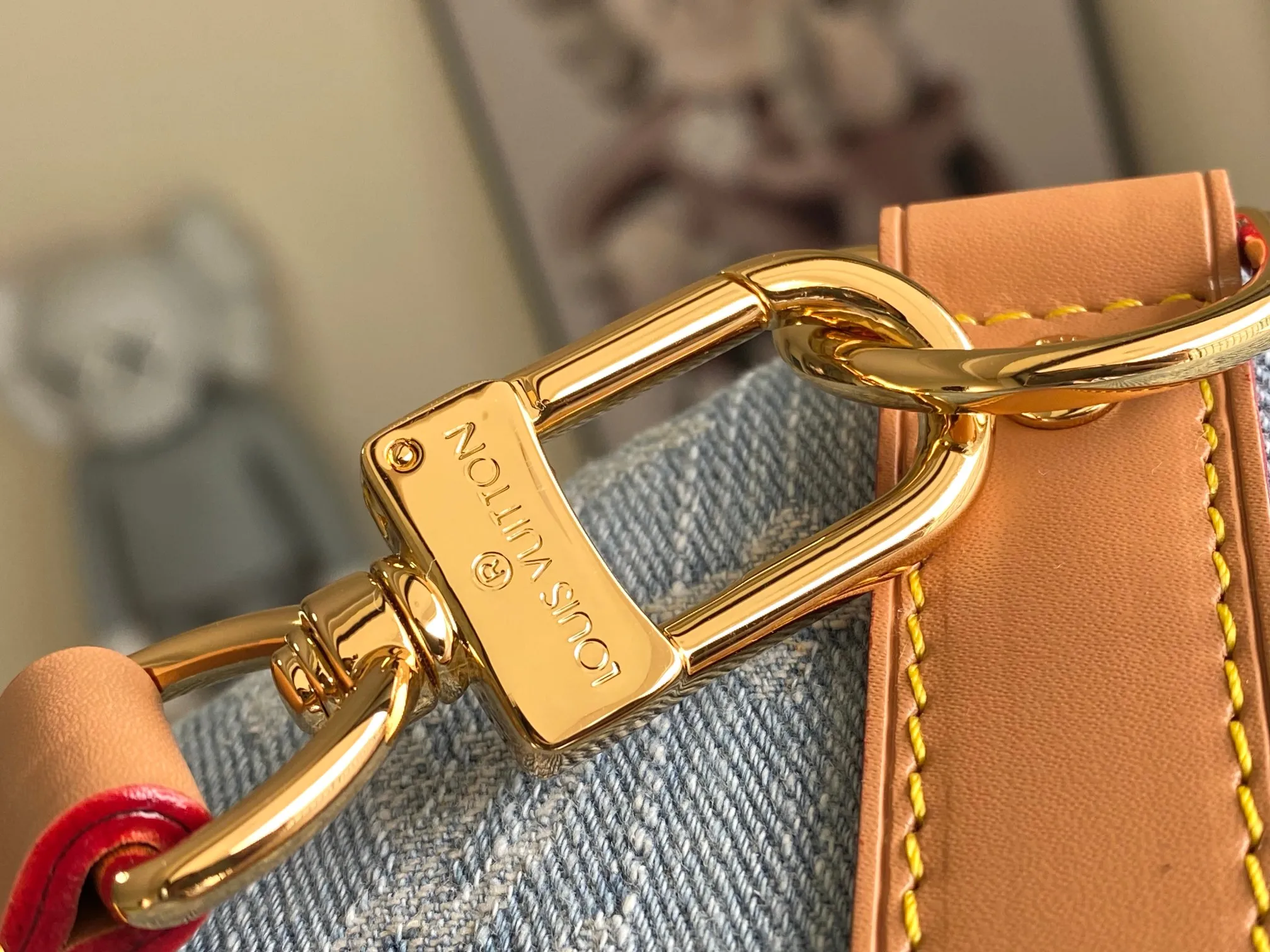 💰1360 Top original M25334 light blue denim transcoding chip version travel bag series KEEPALL BANDOULIÈRE 45 travel bag This Keepall Bandoulière 45 travel bag is made of cotton denim woven with Monogram pattern. It has been bleached and sand washed to present a retro style. The cowhide leather shaped handles and removable and adjustable shoulder strap give it a subtly aged effect, while the top handle and removable and adjustable shoulder strap make it easy to take on board. Dimensions: 45 x 27 x 20 cm.