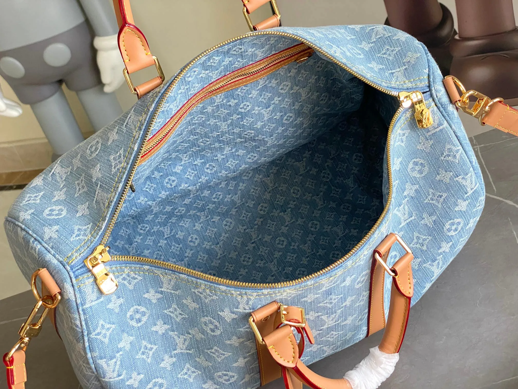 💰1360 Top original M25334 light blue denim transcoding chip version travel bag series KEEPALL BANDOULIÈRE 45 travel bag This Keepall Bandoulière 45 travel bag is made of cotton denim woven with Monogram pattern. It has been bleached and sand washed to present a retro style. The cowhide leather shaped handles and removable and adjustable shoulder strap give it a subtly aged effect, while the top handle and removable and adjustable shoulder strap make it easy to take on board. Dimensions: 45 x 27 x 20 cm.