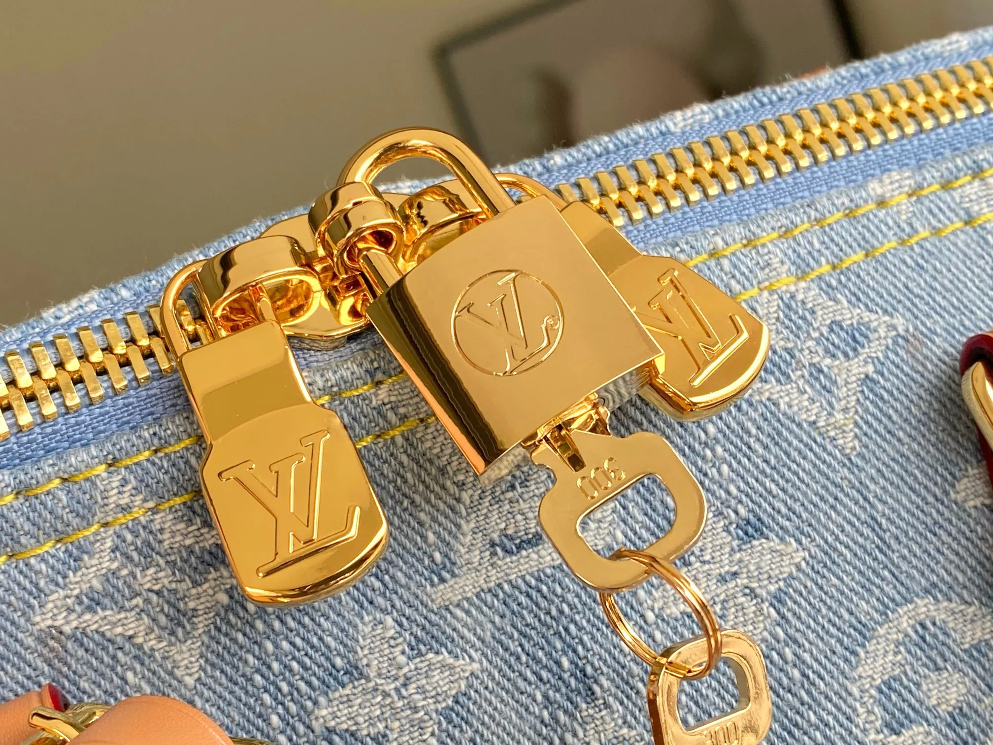 💰1360 Top original M25334 light blue denim transcoding chip version travel bag series KEEPALL BANDOULIÈRE 45 travel bag This Keepall Bandoulière 45 travel bag is made of cotton denim woven with Monogram pattern. It has been bleached and sand washed to present a retro style. The cowhide leather shaped handles and removable and adjustable shoulder strap give it a subtly aged effect, while the top handle and removable and adjustable shoulder strap make it easy to take on board. Dimensions: 45 x 27 x 20 cm.
