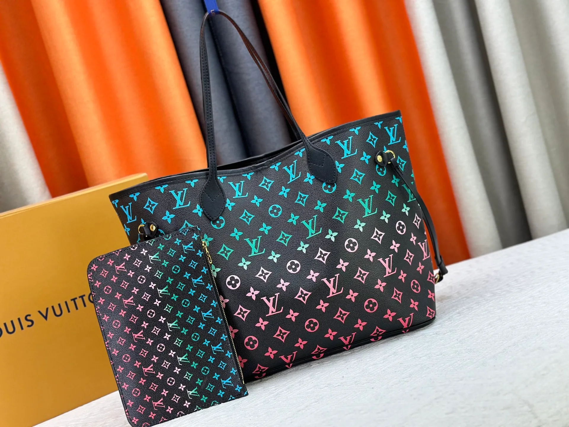 P260 Upgraded original M14210 M45686 M46649 M58907 M46329 M21579 M45685 M46676 M40995 This Neverfull medium handbag uses embossing and printing processes to depict the Monogram pattern on the cow leather. Tighten the side straps and the tote instantly transforms into an elegant urban handbag; the long handle makes it easy to carry over the shoulder or elbow. 31.0 x 28.0 x 14.0 cm (length x height x width)