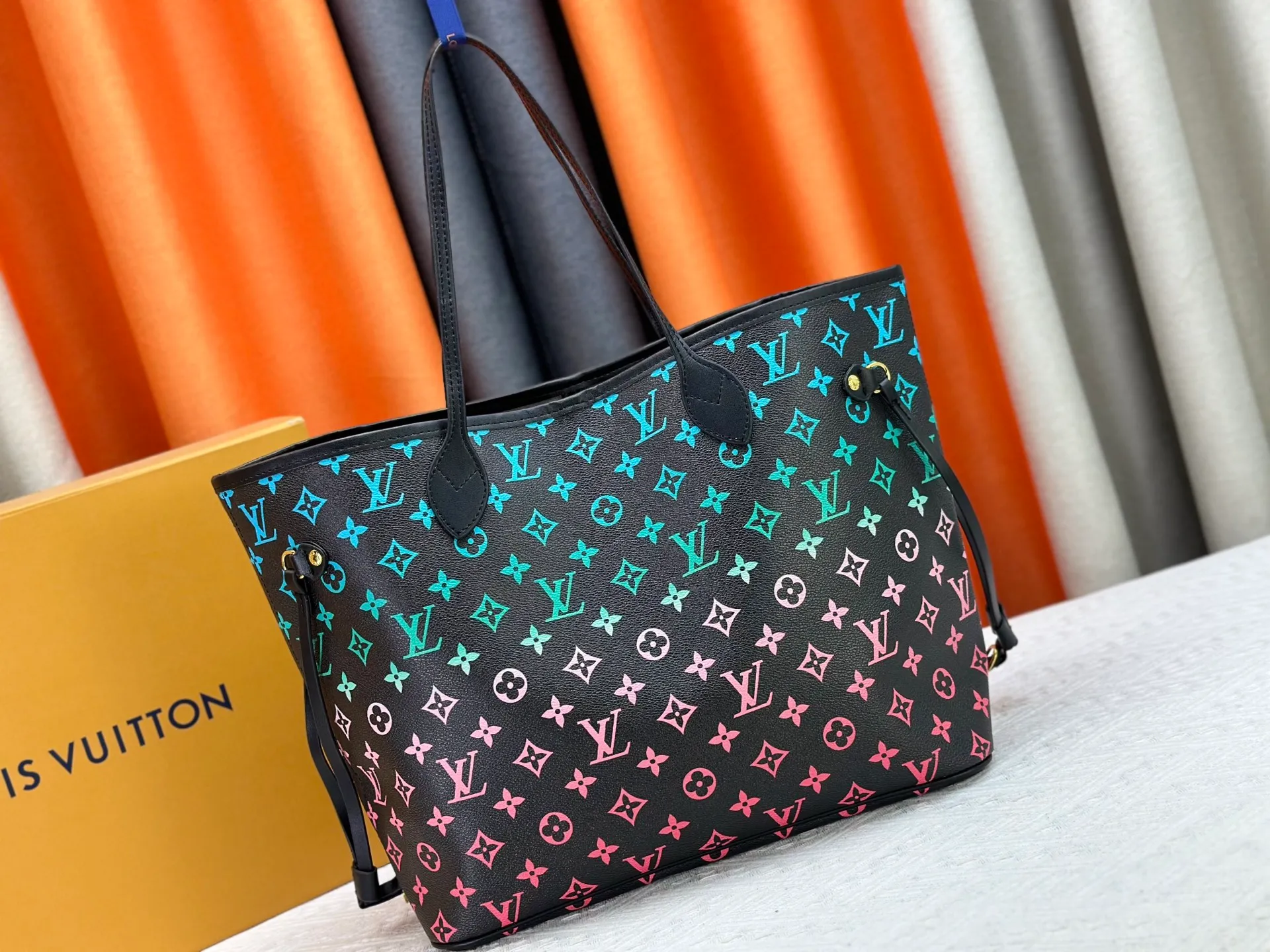 P260 Upgraded original M14210 M45686 M46649 M58907 M46329 M21579 M45685 M46676 M40995 This Neverfull medium handbag uses embossing and printing processes to depict the Monogram pattern on the cow leather. Tighten the side straps and the tote instantly transforms into an elegant urban handbag; the long handle makes it easy to carry over the shoulder or elbow. 31.0 x 28.0 x 14.0 cm (length x height x width)