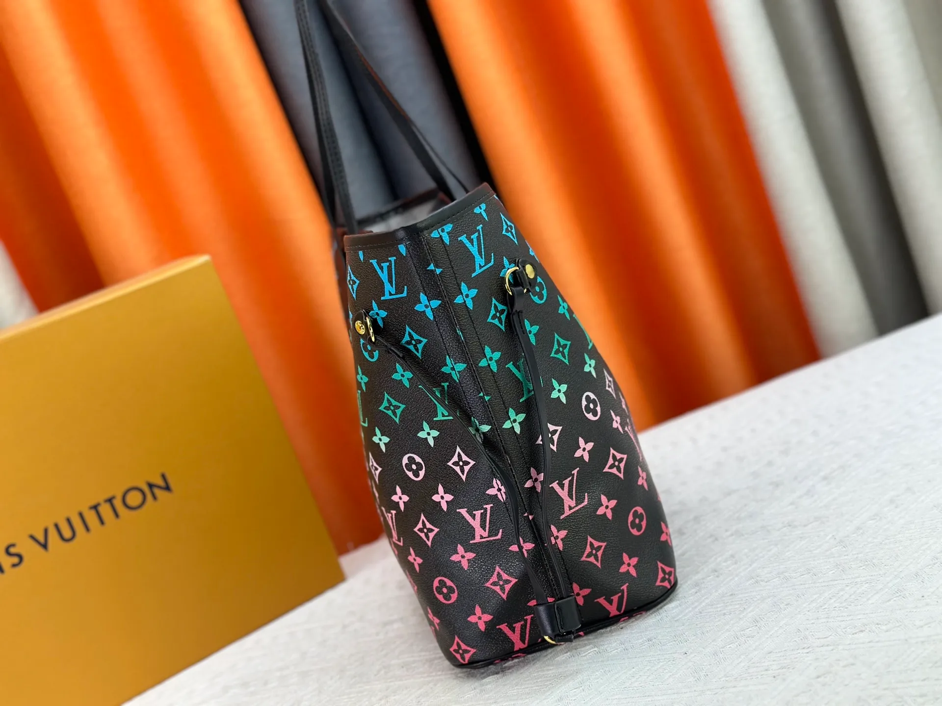P260 Upgraded original M14210 M45686 M46649 M58907 M46329 M21579 M45685 M46676 M40995 This Neverfull medium handbag uses embossing and printing processes to depict the Monogram pattern on the cow leather. Tighten the side straps and the tote instantly transforms into an elegant urban handbag; the long handle makes it easy to carry over the shoulder or elbow. 31.0 x 28.0 x 14.0 cm (length x height x width)