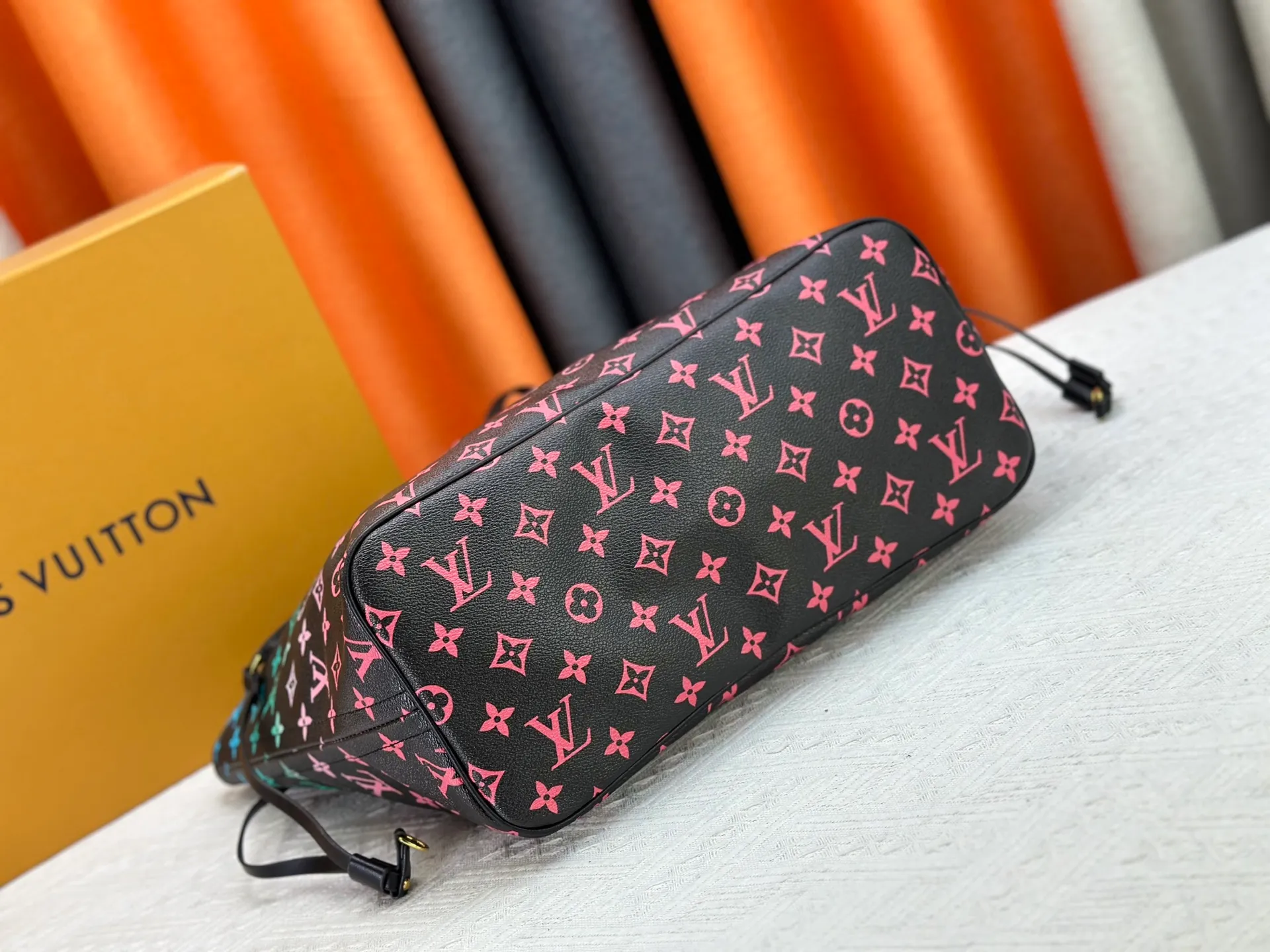 P260 Upgraded original M14210 M45686 M46649 M58907 M46329 M21579 M45685 M46676 M40995 This Neverfull medium handbag uses embossing and printing processes to depict the Monogram pattern on the cow leather. Tighten the side straps and the tote instantly transforms into an elegant urban handbag; the long handle makes it easy to carry over the shoulder or elbow. 31.0 x 28.0 x 14.0 cm (length x height x width)